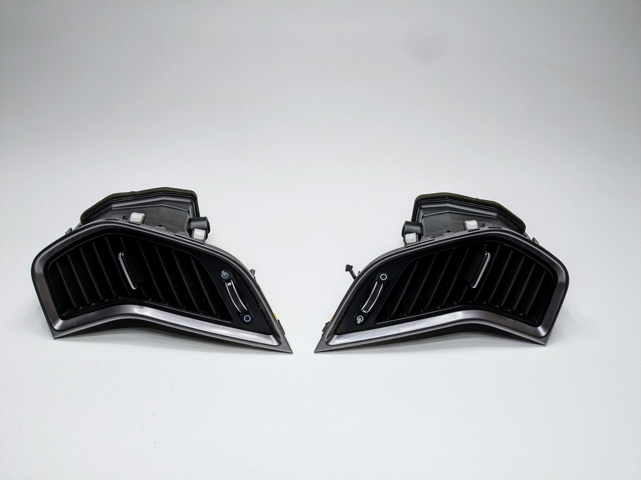 2013 - 2019 OEM HYUNDAI SANTA FE FRONT RIGHT AND LEFT DASH AIR VENT TRIM