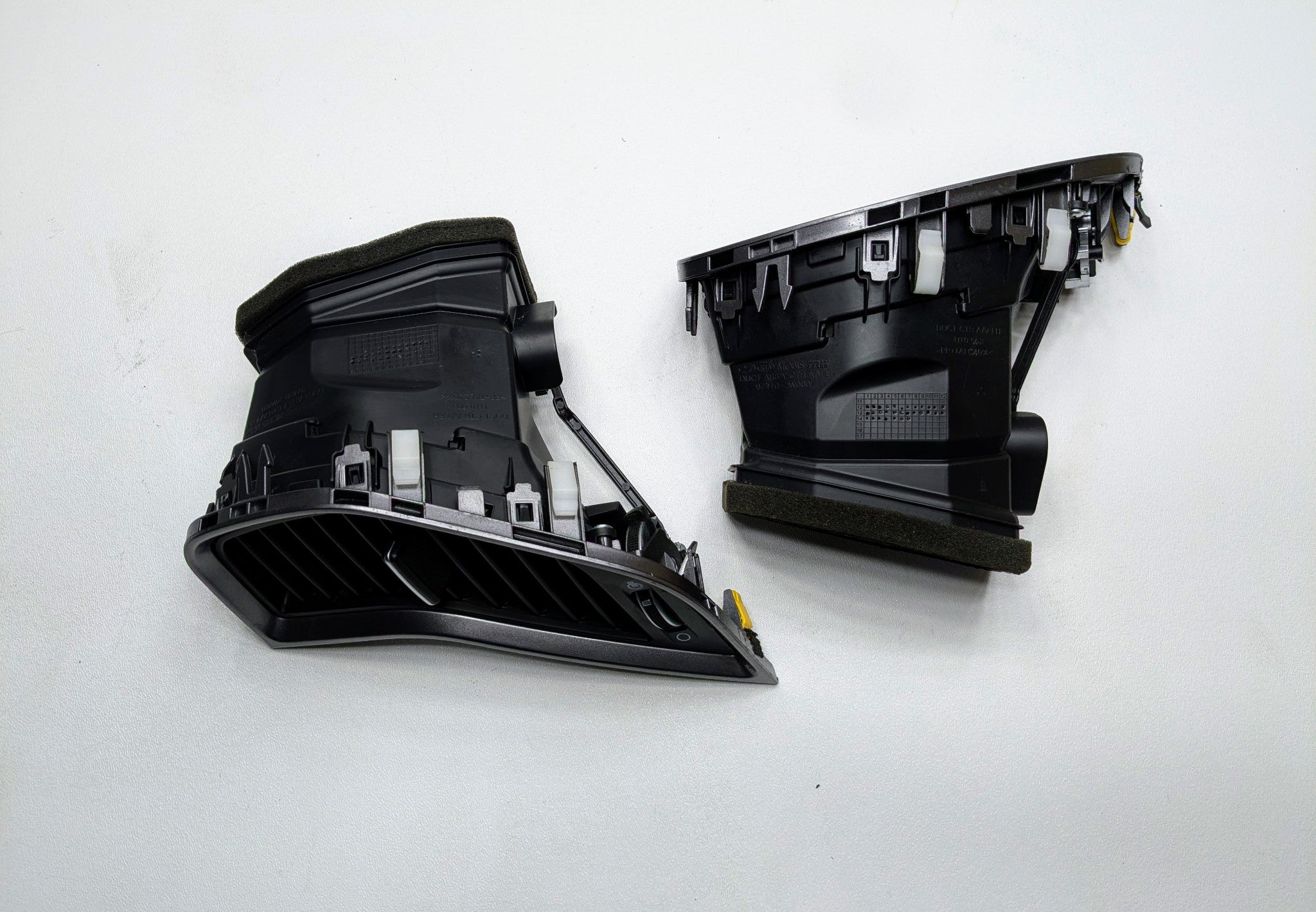 2013 - 2019 OEM HYUNDAI SANTA FE FRONT RIGHT AND LEFT DASH AIR VENT TRIM