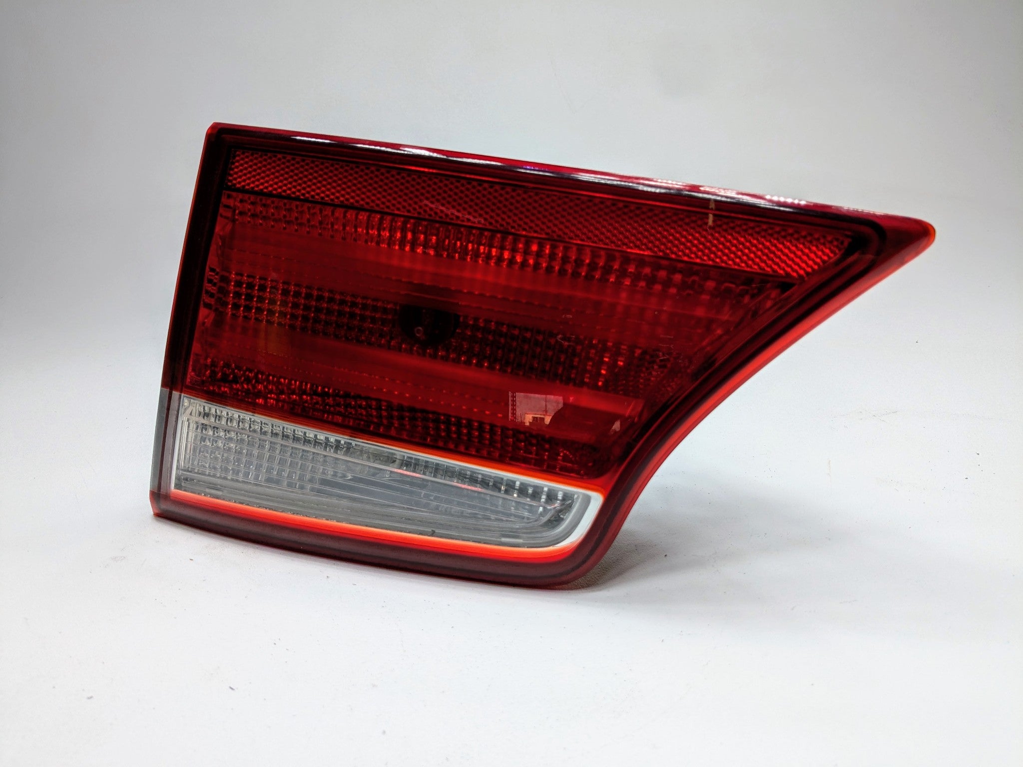 2013 - 2019 OEM HYUNDAI SANTA FE REAR RIGHT TRUNK LID INNER TAILLIGHT ASSEMBLY