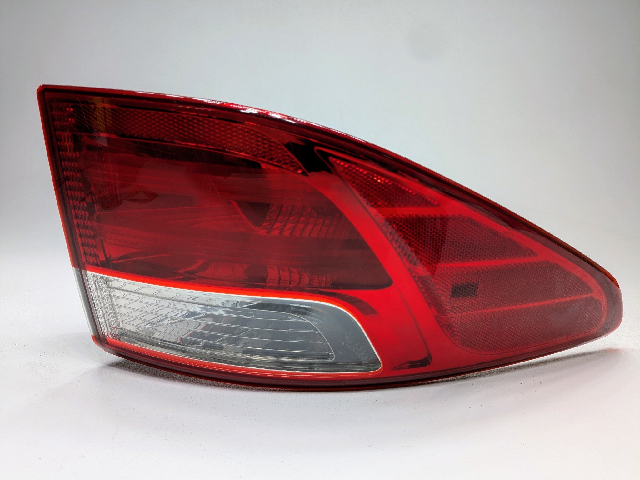 2013 - 2019 OEM HYUNDAI SANTA FE REAR LEFT DRIVER SIDE OUTER TAIL LIGHT ASSEMBLY