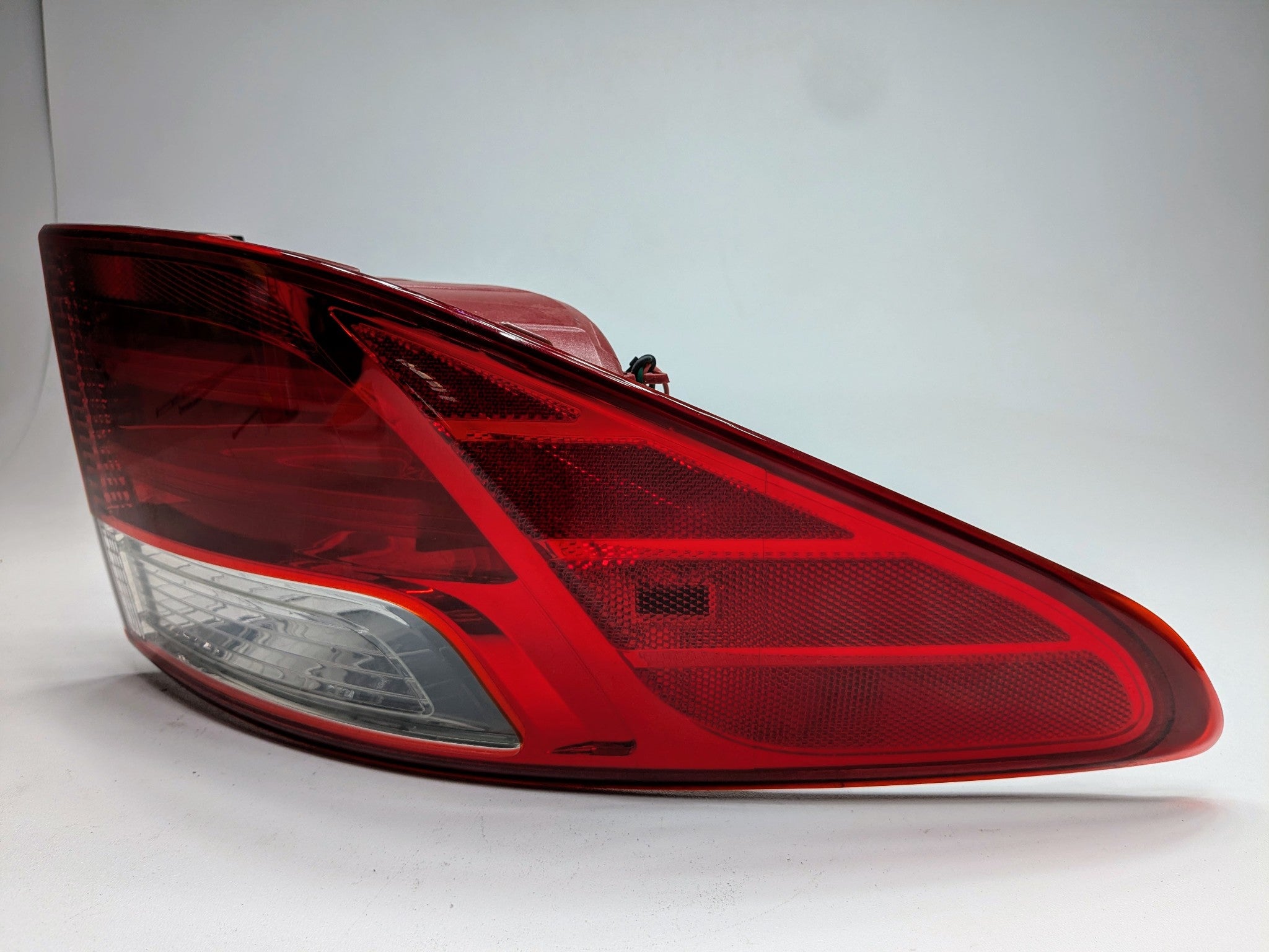 2013 - 2019 OEM HYUNDAI SANTA FE REAR LEFT DRIVER SIDE OUTER TAIL LIGHT ASSEMBLY