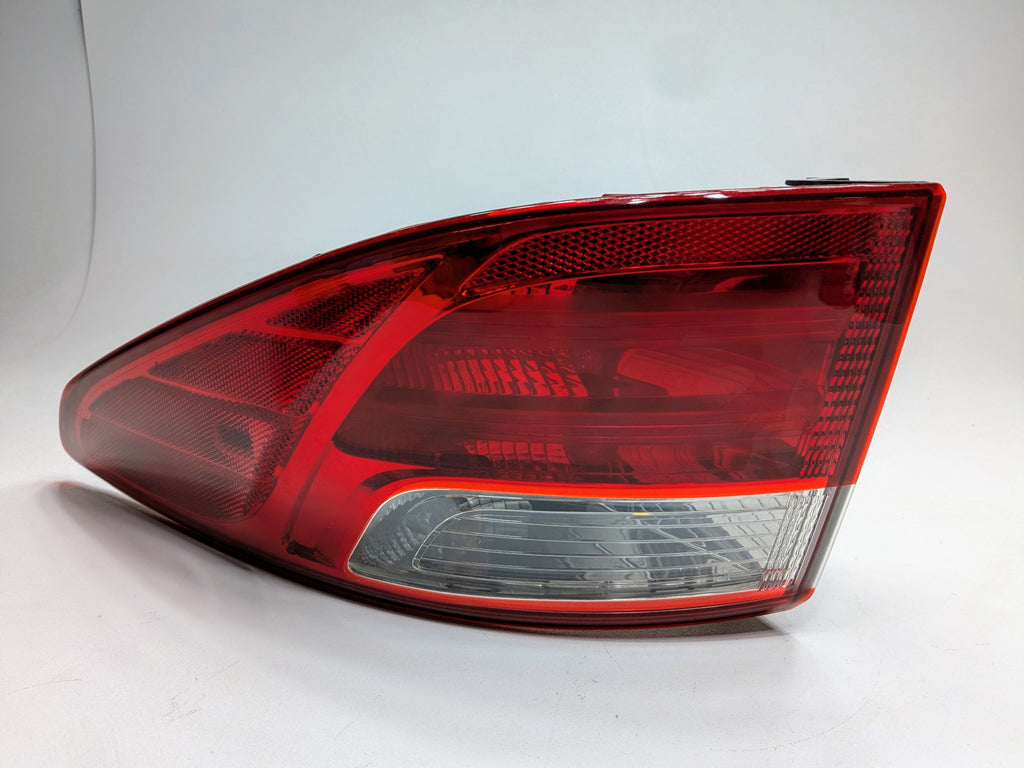 13 - 19 OEM HYUNDAI SANTA FE REAR RIGHT PASSENGER SIDE OUTER TAIL LIGHT ASSEMBLY