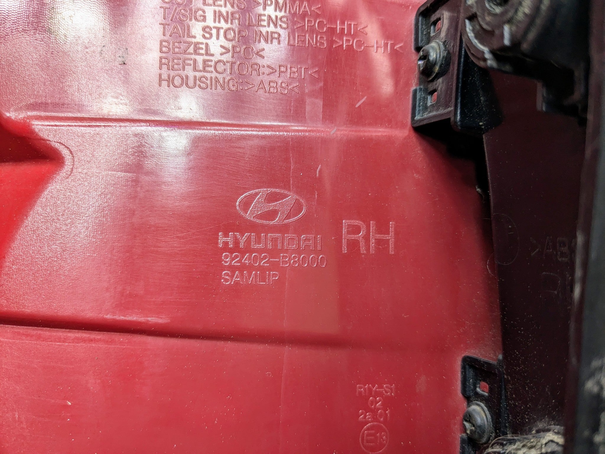 13 - 19 OEM HYUNDAI SANTA FE REAR RIGHT PASSENGER SIDE OUTER TAIL LIGHT ASSEMBLY