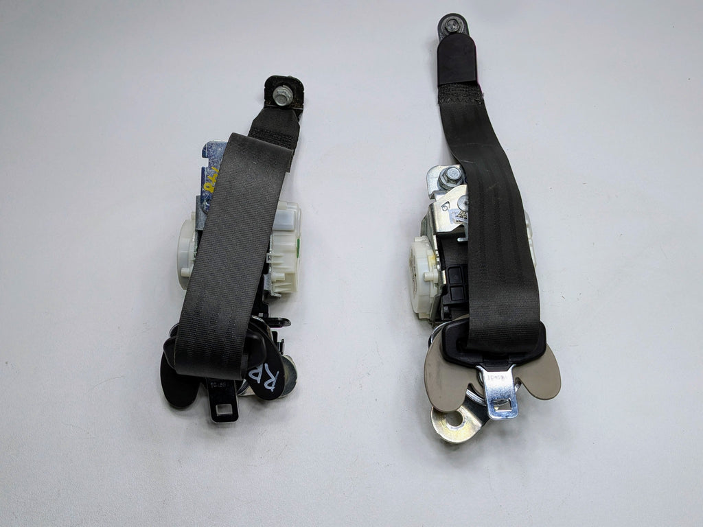 2013 - 2019 OEM HYUNDAI SANTA FE REAR RIGHT PASSENGER SIDE SEAT BELT RETRACTOR