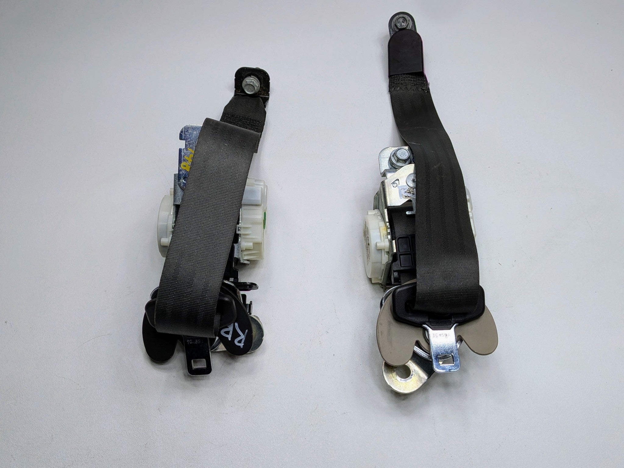 2013 - 2019 OEM HYUNDAI SANTA FE REAR RIGHT PASSENGER SIDE SEAT BELT RETRACTOR