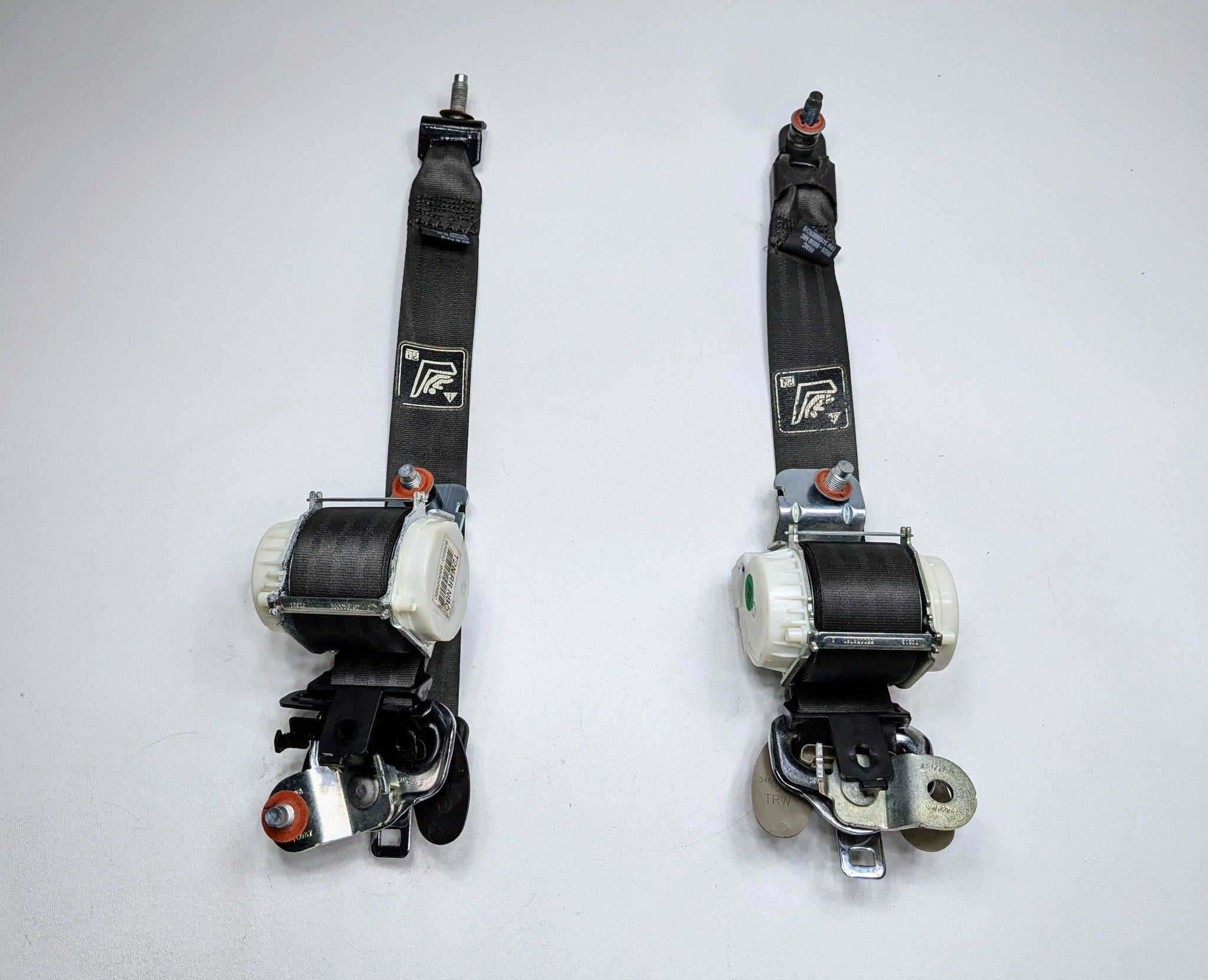 2013 - 2019 OEM HYUNDAI SANTA FE REAR RIGHT PASSENGER SIDE SEAT BELT RETRACTOR