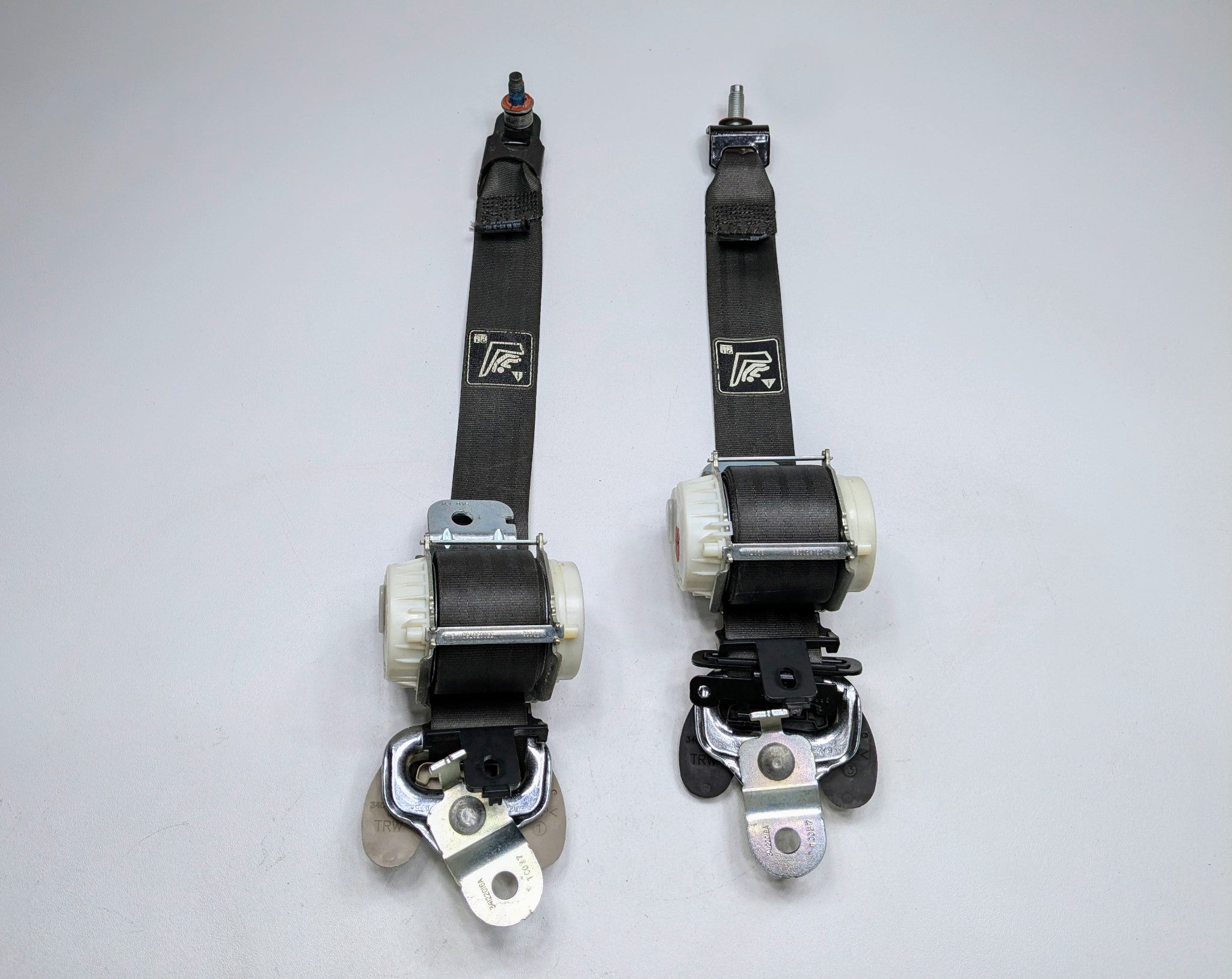 2013 - 2019 OEM HYUNDAI SANTA FE REAR LEFT DRIVER SIDE SEAT BELT RETRACTOR