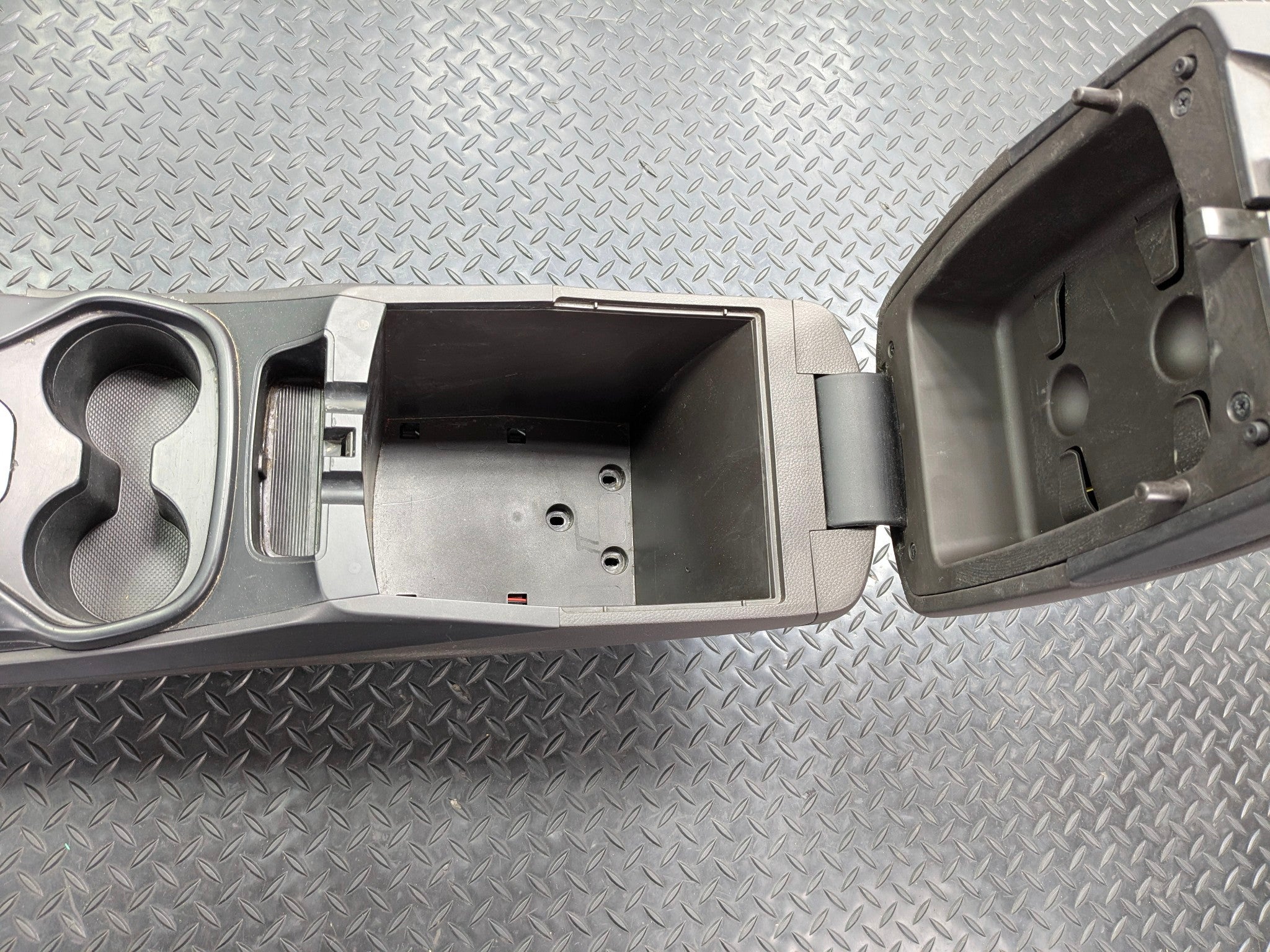 2013 - 2019 OEM HYUNDAI SANTA FE FRONT CENTER FLOOR CONSOLE ARMREST ASSEMBLY