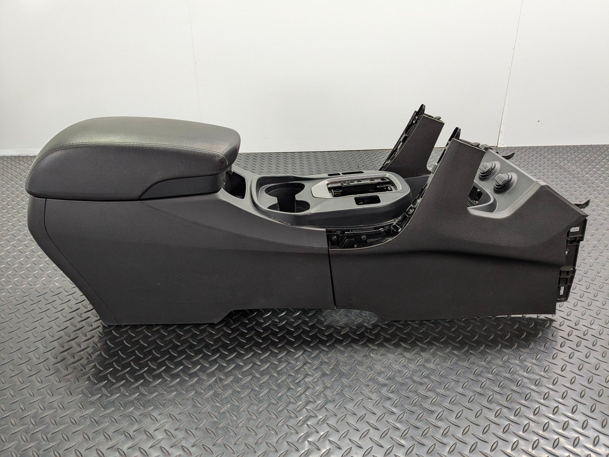 2013 - 2019 OEM HYUNDAI SANTA FE FRONT CENTER FLOOR CONSOLE ARMREST ASSEMBLY