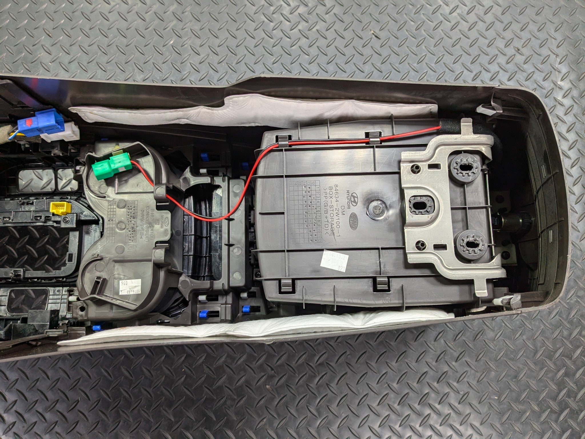 2013 - 2019 OEM HYUNDAI SANTA FE FRONT CENTER FLOOR CONSOLE ARMREST ASSEMBLY