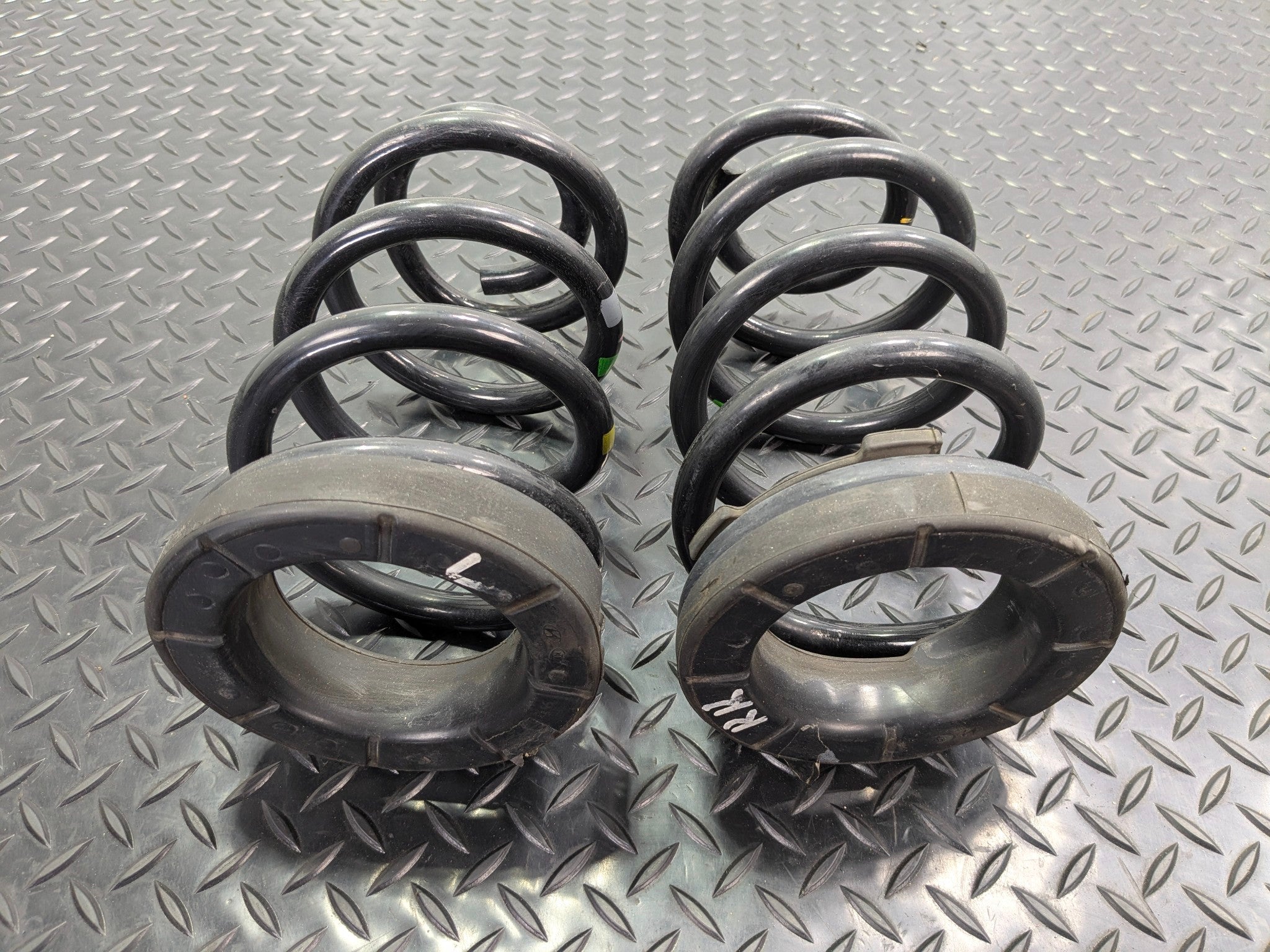 2013 - 2019 OEM HYUNDAI SANTA FE REAR LEFT AND RIGHT SUSPENSION COIL SPRING SET