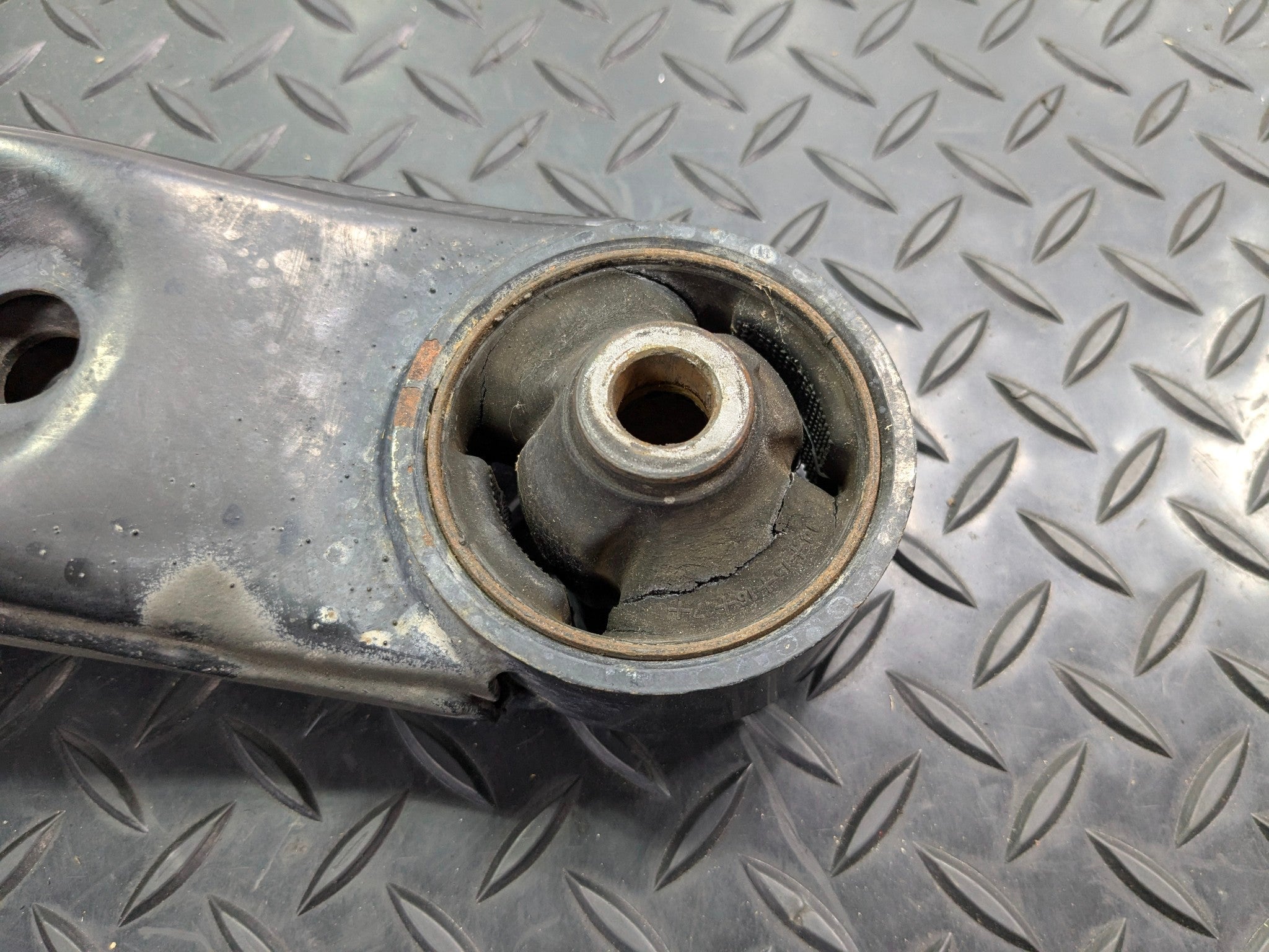 2013 - 2019 OEM HYUNDAI SANTA FE FRONT RIGHT PASSENGER SIDE LOWER CONTROL ARM