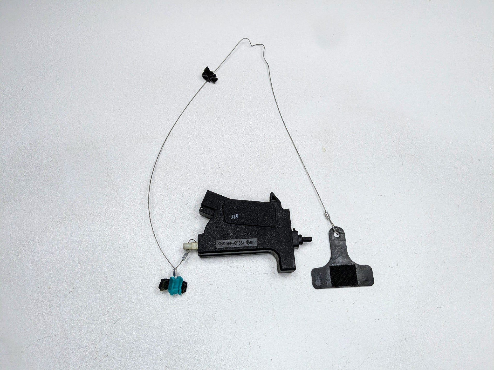 2013 - 2019 OEM HYUNDAI SANTA FE FUEL FILLER DOOR MANUAL RELEASE HANDLE ACTUATOR