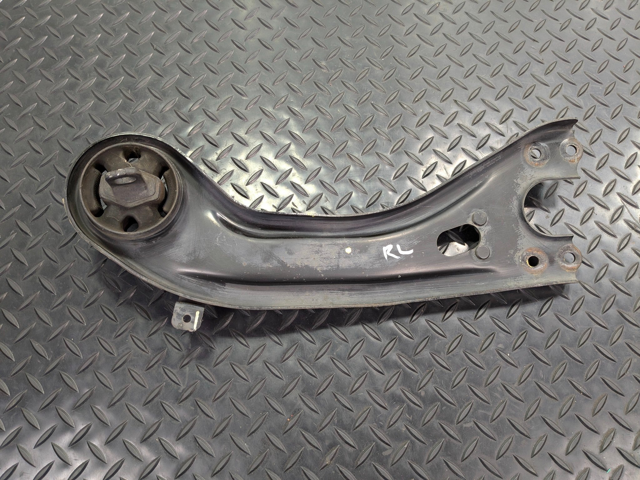 2013 - 2019 OEM HYUNDAI SANTA FE REAR LEFT SIDE LOWER CONTROL TRAILING ARM
