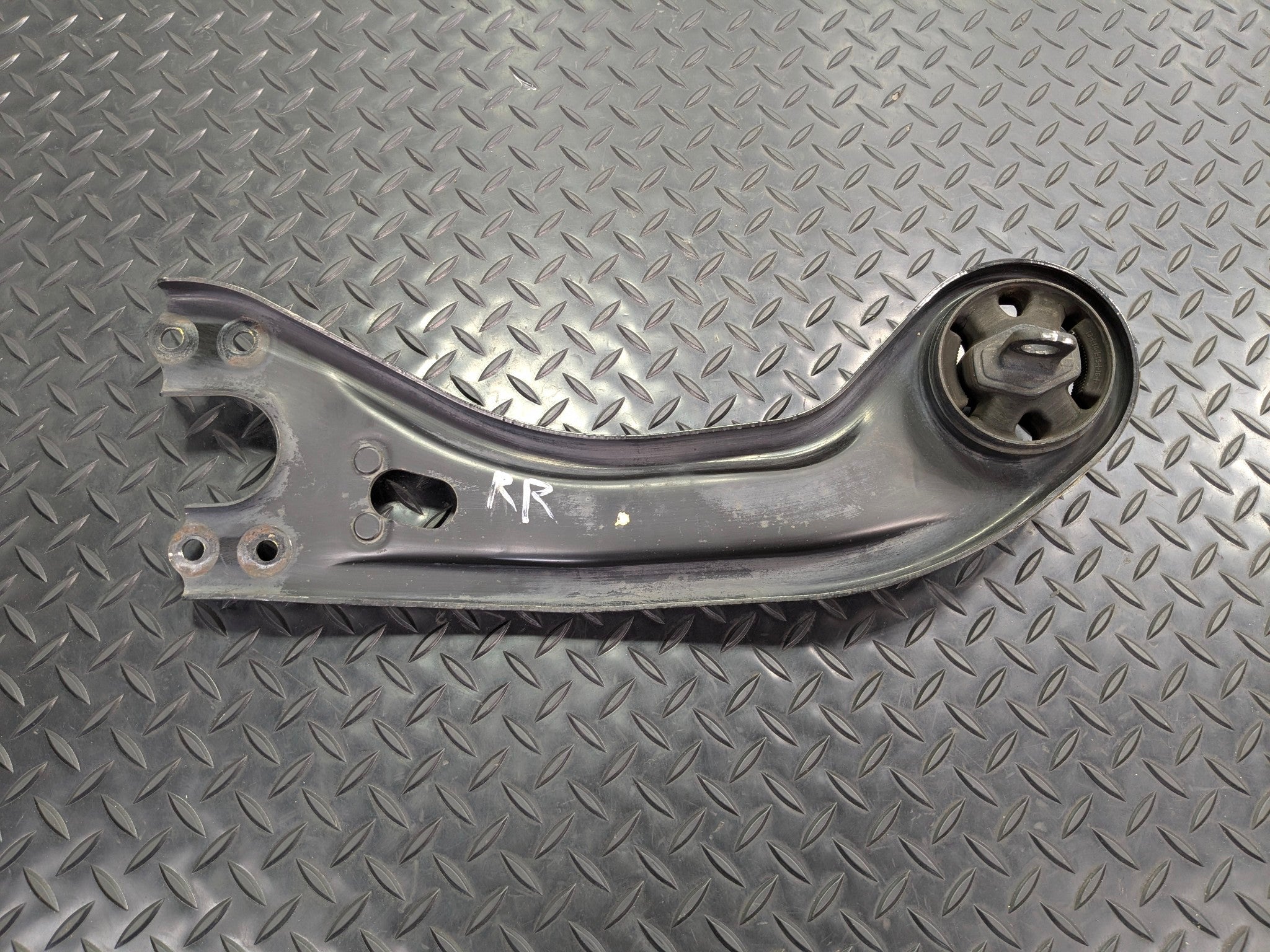 2013 - 2019 OEM HYUNDAI SANTA FE REAR RIGHT SIDE LOWER CONTROL TRAILING ARM