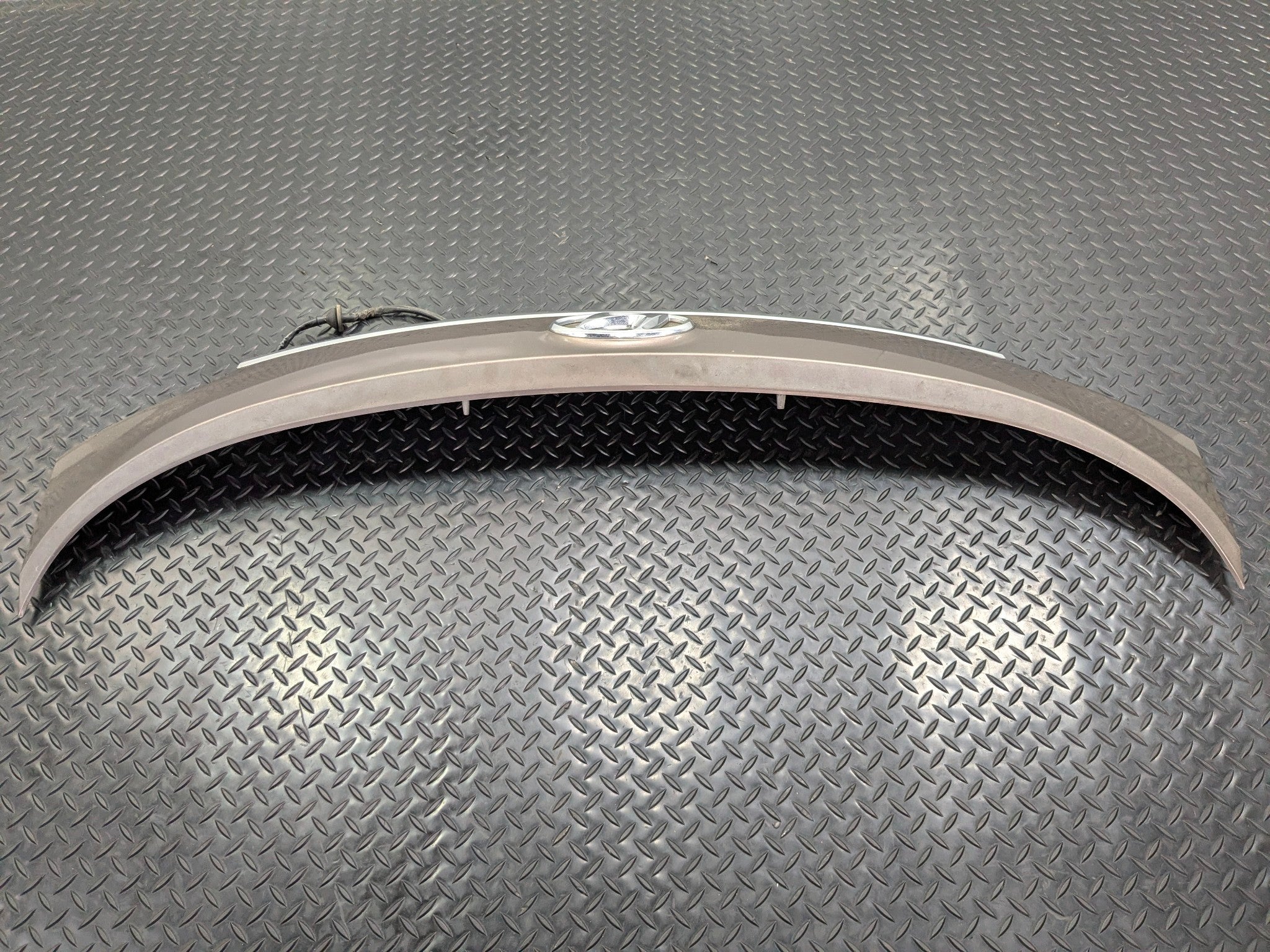 2013 - 2019 OEM HYUNDAI SANTA FE REAR TRUNK LIFTGATE TAILGATE COVER MOLDING