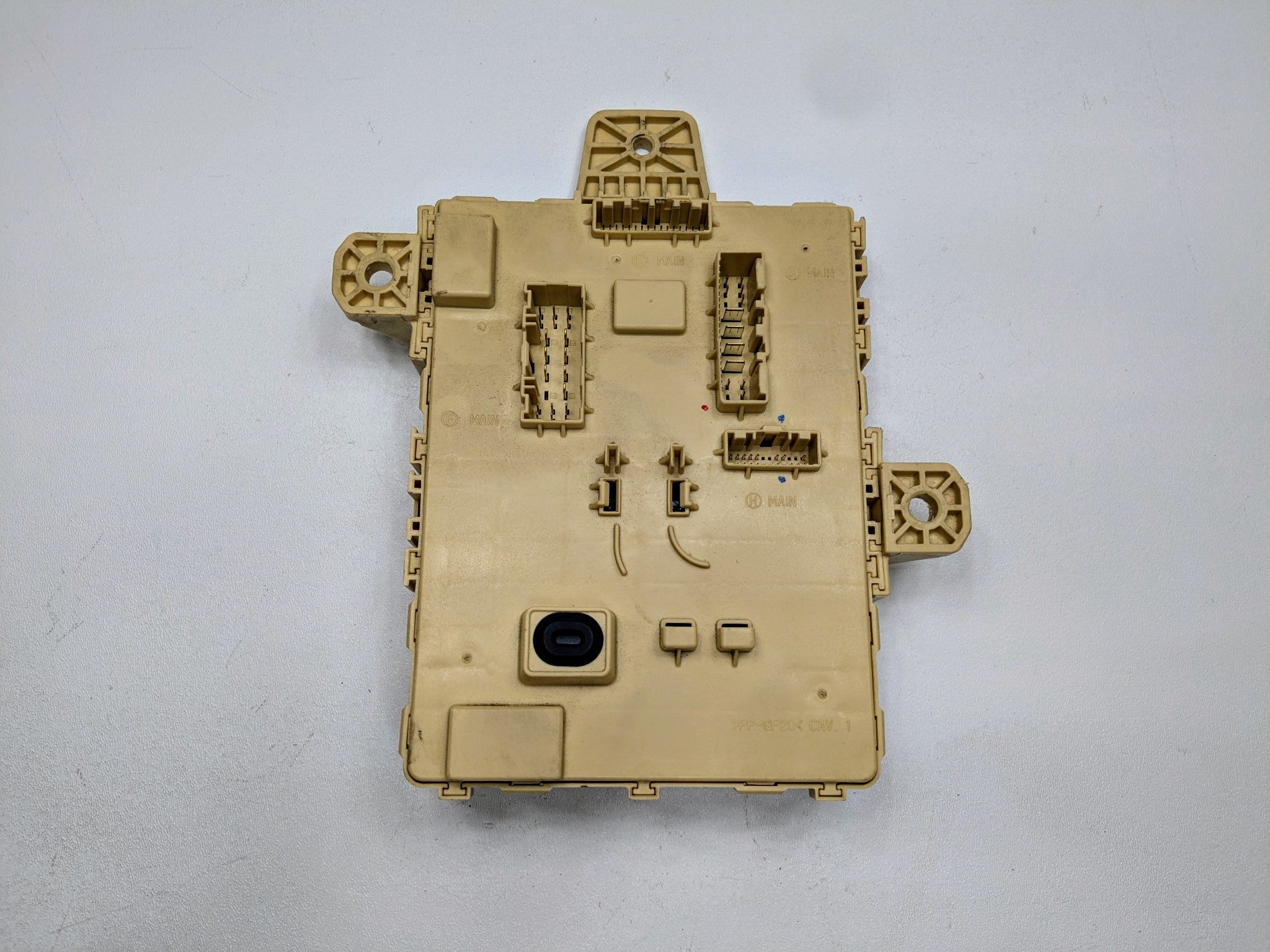 2013 - 2019 OEM HYUNDAI SANTA FE DASH CABIN FUSE JUNCTION BOX RELAY BLOCK