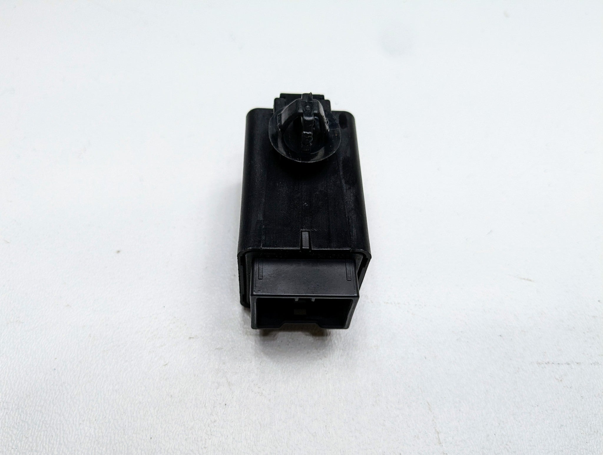 2013 - 2019 OEM HYUNDAI SANTA FE BRAKE STOP SIGNAL LIGHT CONTROL MODULE UNIT