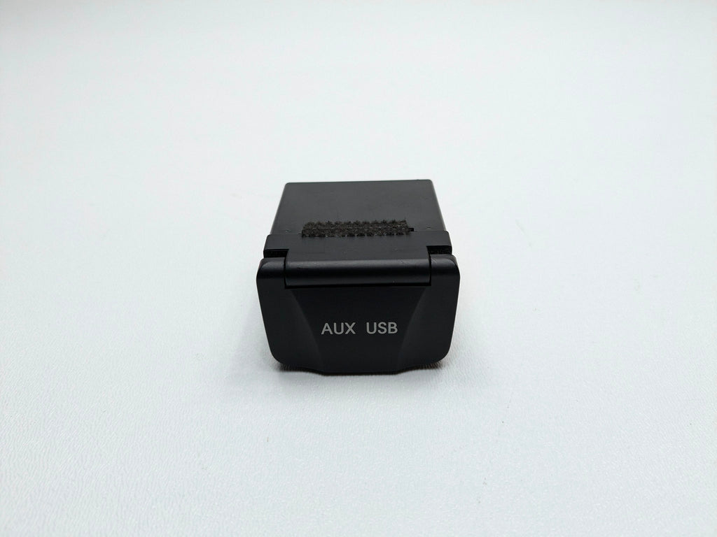 2013 - 2019 OEM HYUNDAI SANTA FE JACK ASSEMBLY AUXILIARY USB MEDIA HUB