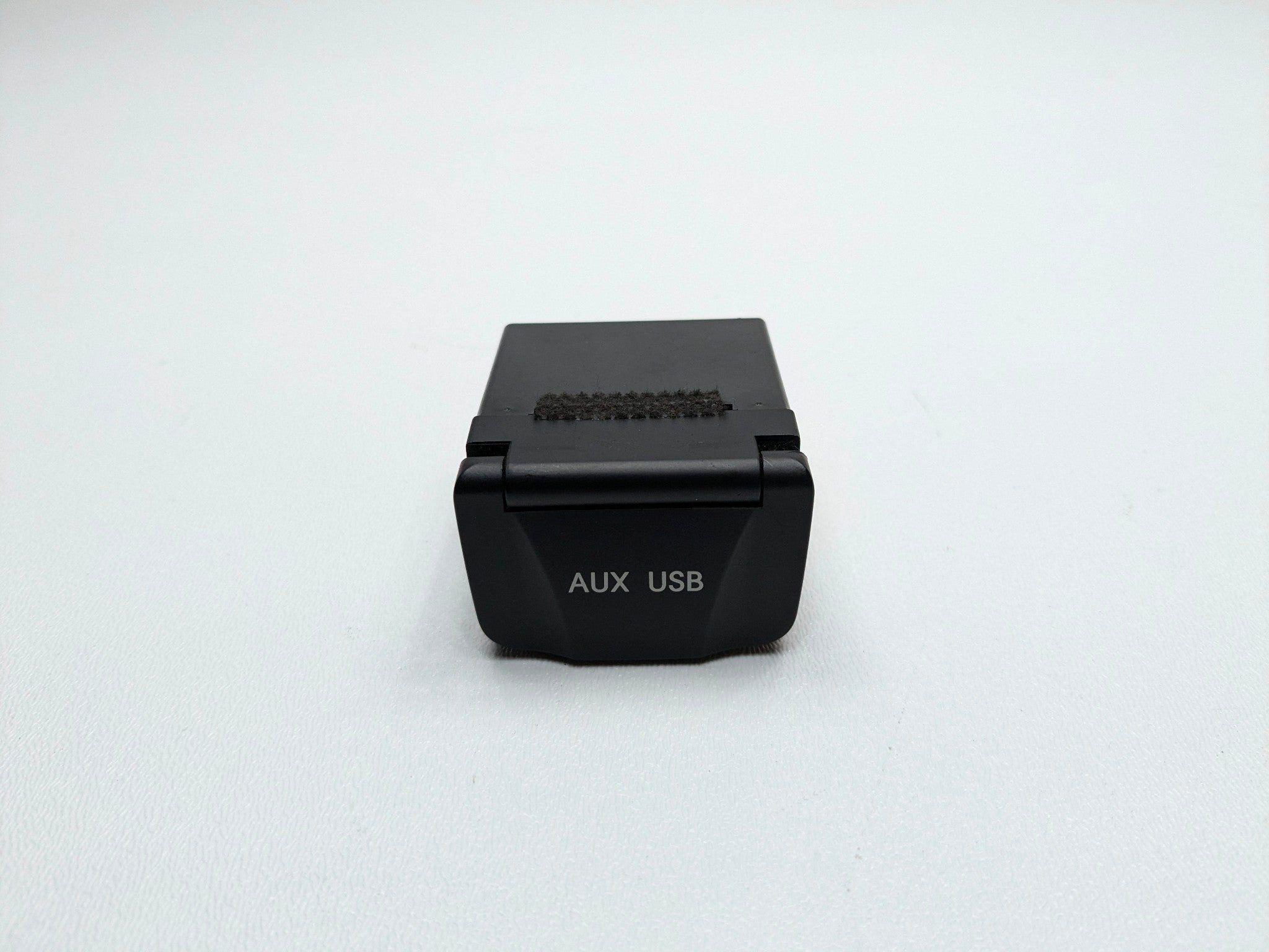 2013 - 2019 OEM HYUNDAI SANTA FE JACK ASSEMBLY AUXILIARY USB MEDIA HUB