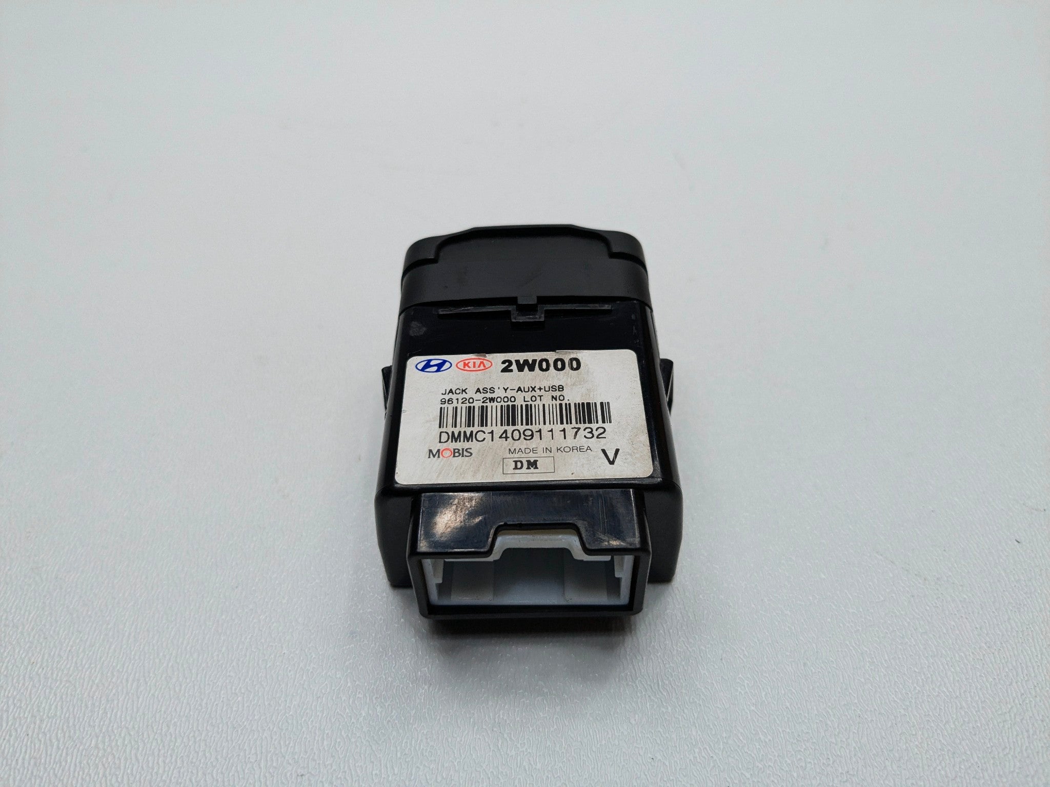 2013 - 2019 OEM HYUNDAI SANTA FE JACK ASSEMBLY AUXILIARY USB MEDIA HUB