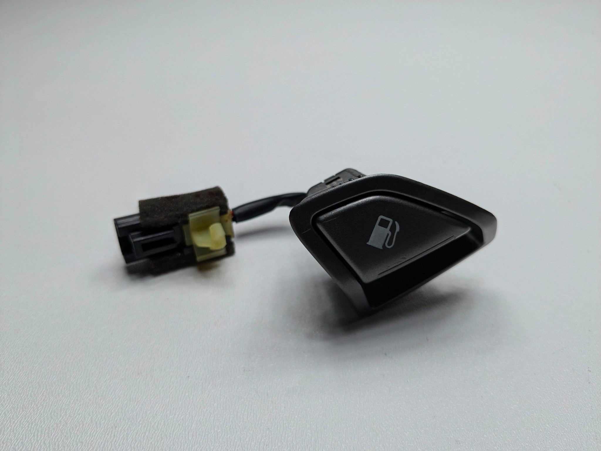 2013 - 2019 OEM HYUNDAI SANTA FE FUEL DOOR LID OPEN OPENER SWITCH