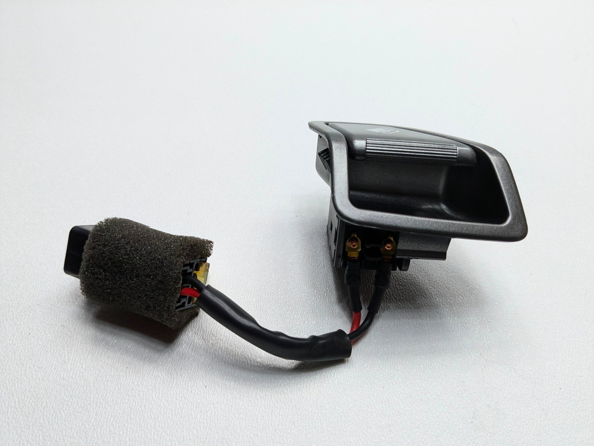 2013 - 2019 OEM HYUNDAI SANTA FE FUEL DOOR LID OPEN OPENER SWITCH