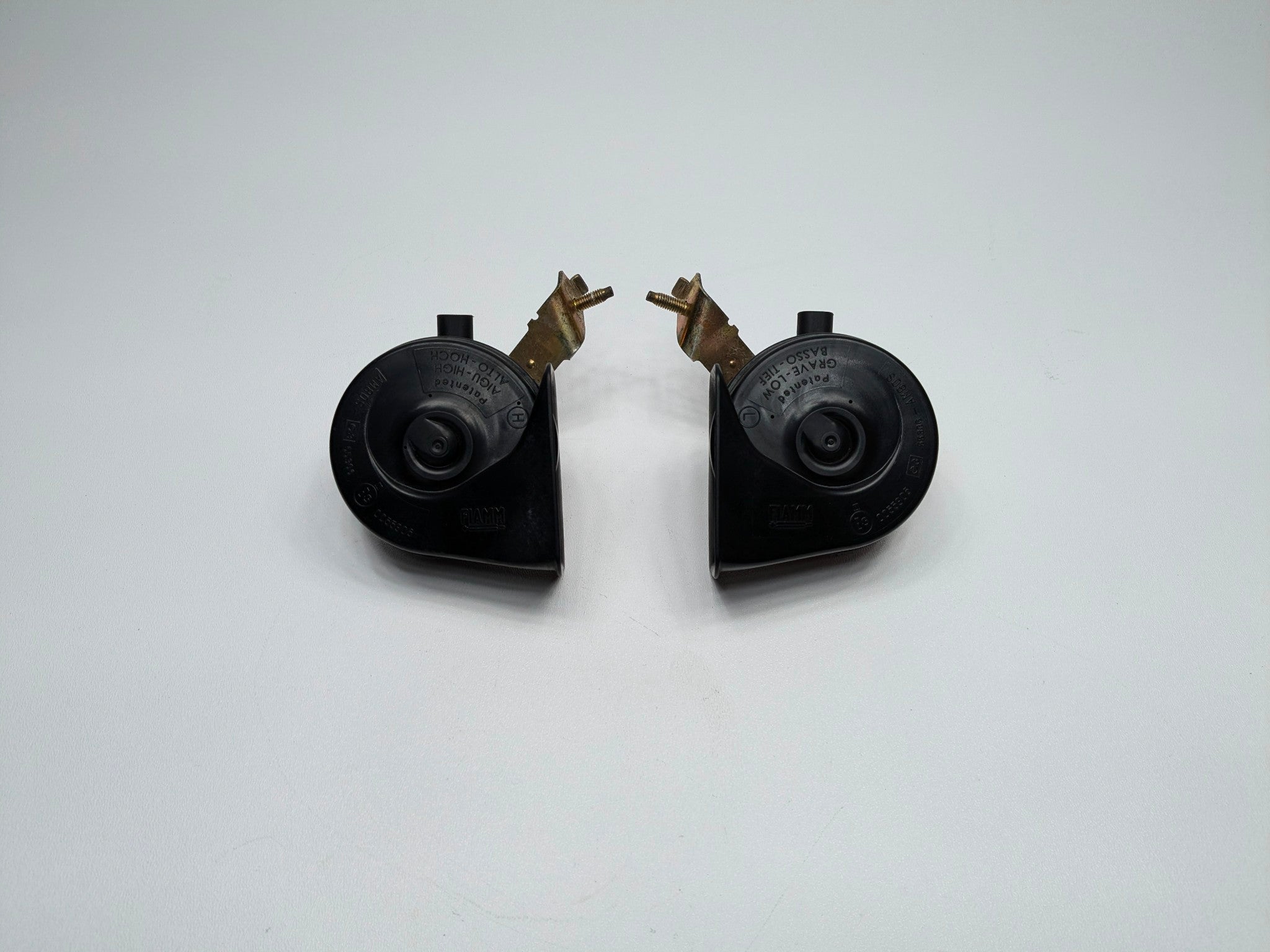 04 - 06 OEM BMW 330CI FRONT LEFT AND RIGHT HIGH-LOW NOTE TONE SAFETY HORN SET