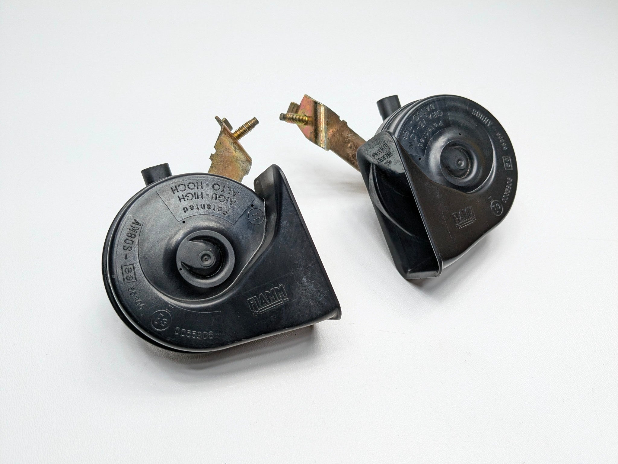 04 - 06 OEM BMW 330CI FRONT LEFT AND RIGHT HIGH-LOW NOTE TONE SAFETY HORN SET