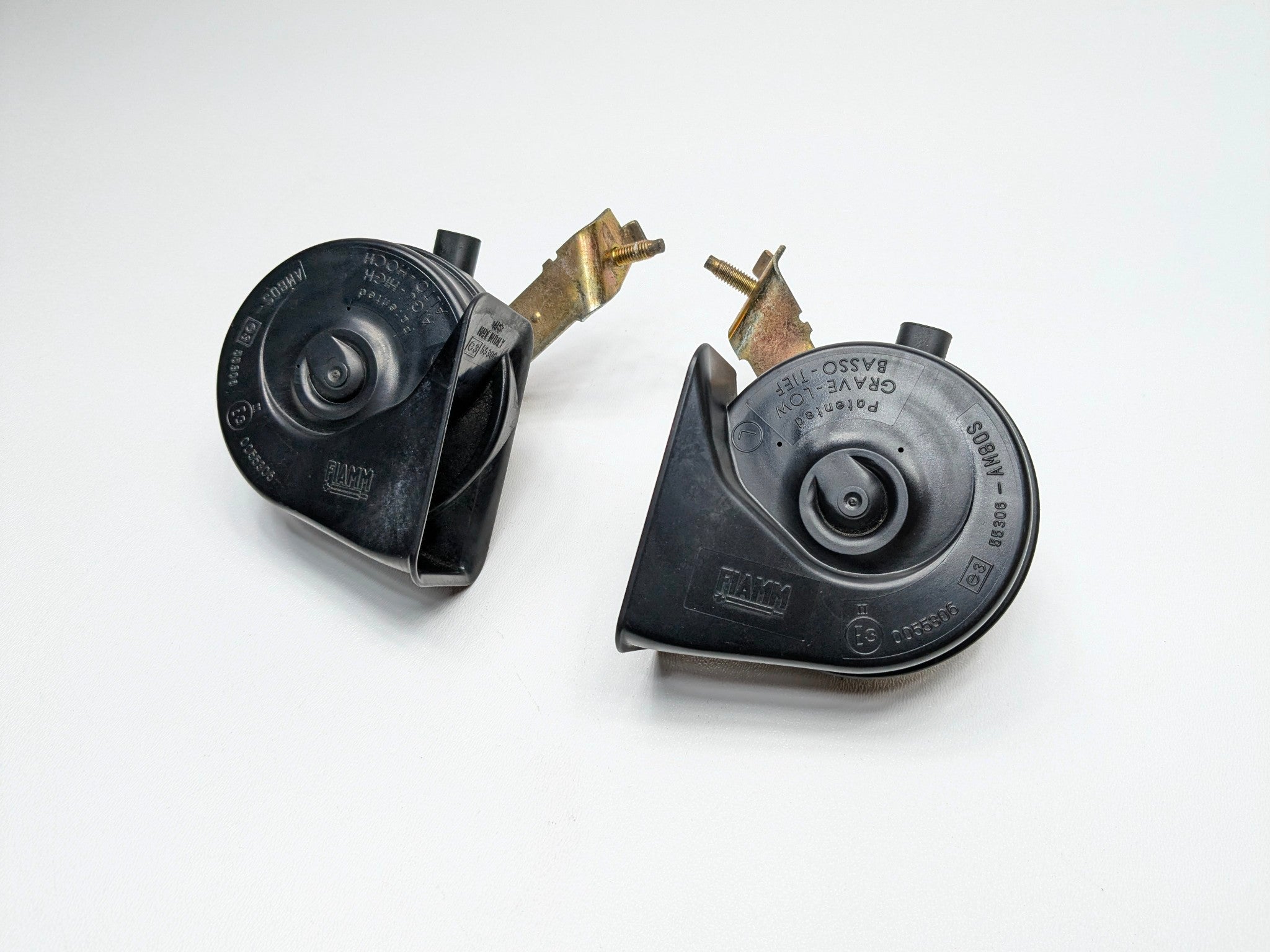 04 - 06 OEM BMW 330CI FRONT LEFT AND RIGHT HIGH-LOW NOTE TONE SAFETY HORN SET