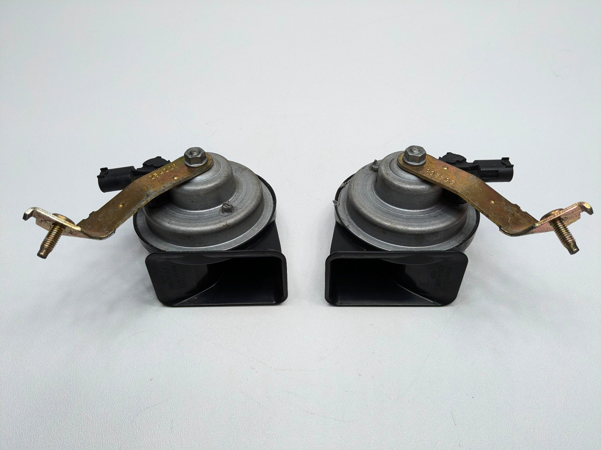 04 - 06 OEM BMW 330CI FRONT LEFT AND RIGHT HIGH-LOW NOTE TONE SAFETY HORN SET