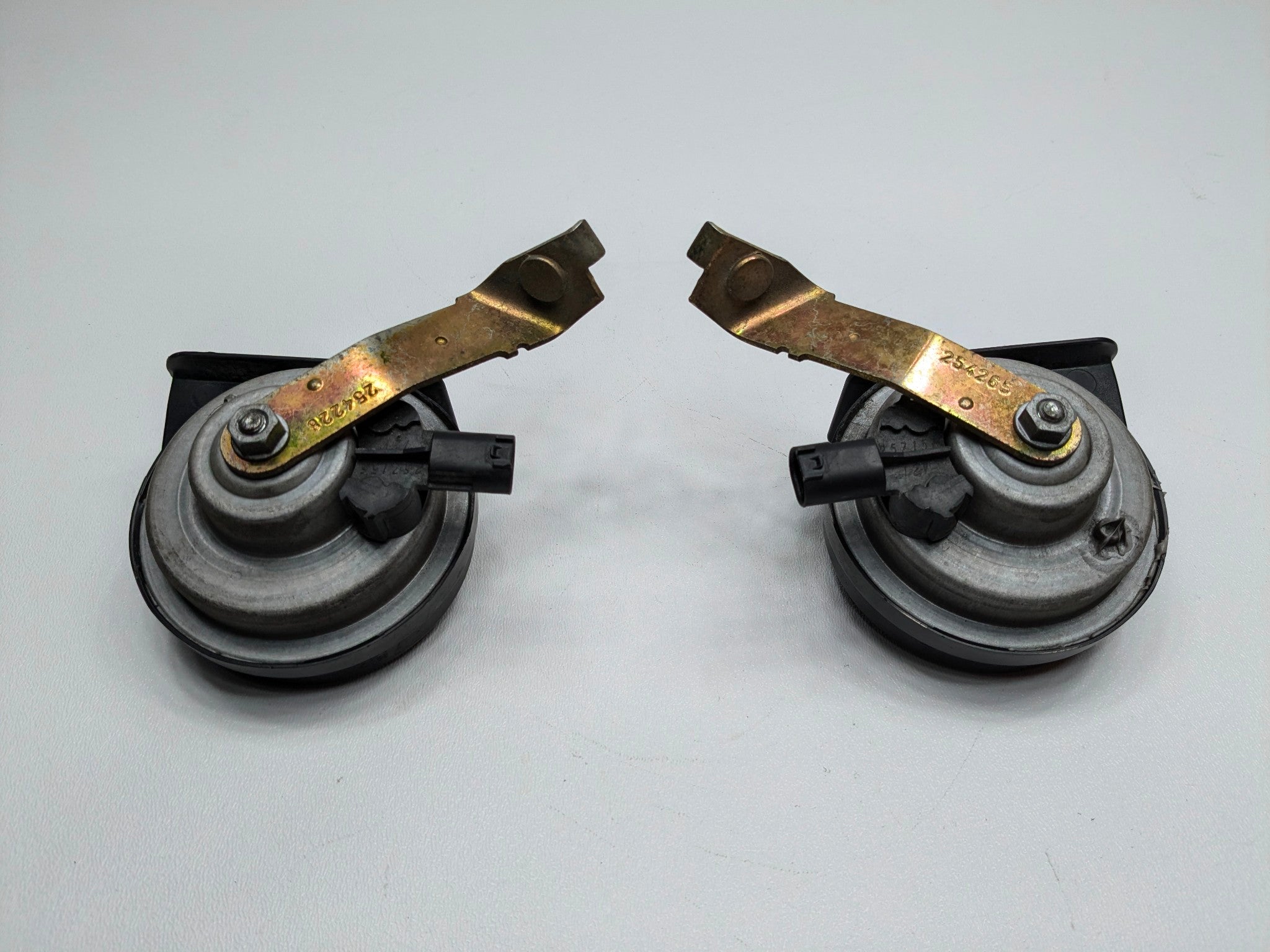 04 - 06 OEM BMW 330CI FRONT LEFT AND RIGHT HIGH-LOW NOTE TONE SAFETY HORN SET