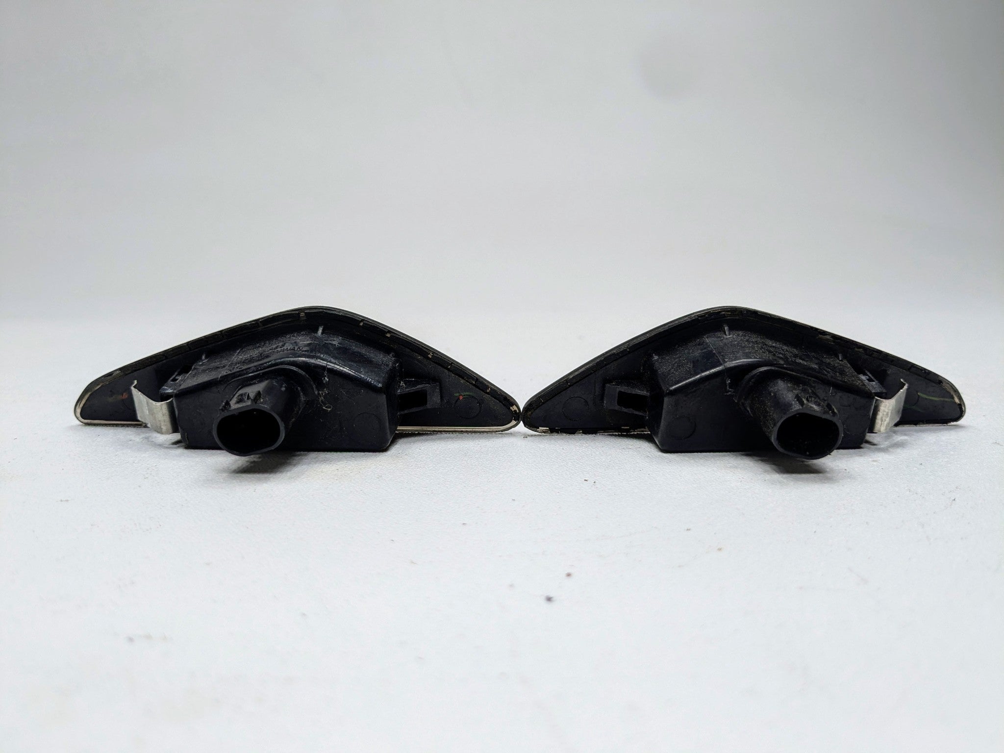 04 - 06 OEM BMW 330CI FRONT LEFT AND RIGHT TURN SIGNAL MARKER LIGHT ASSEMBLY