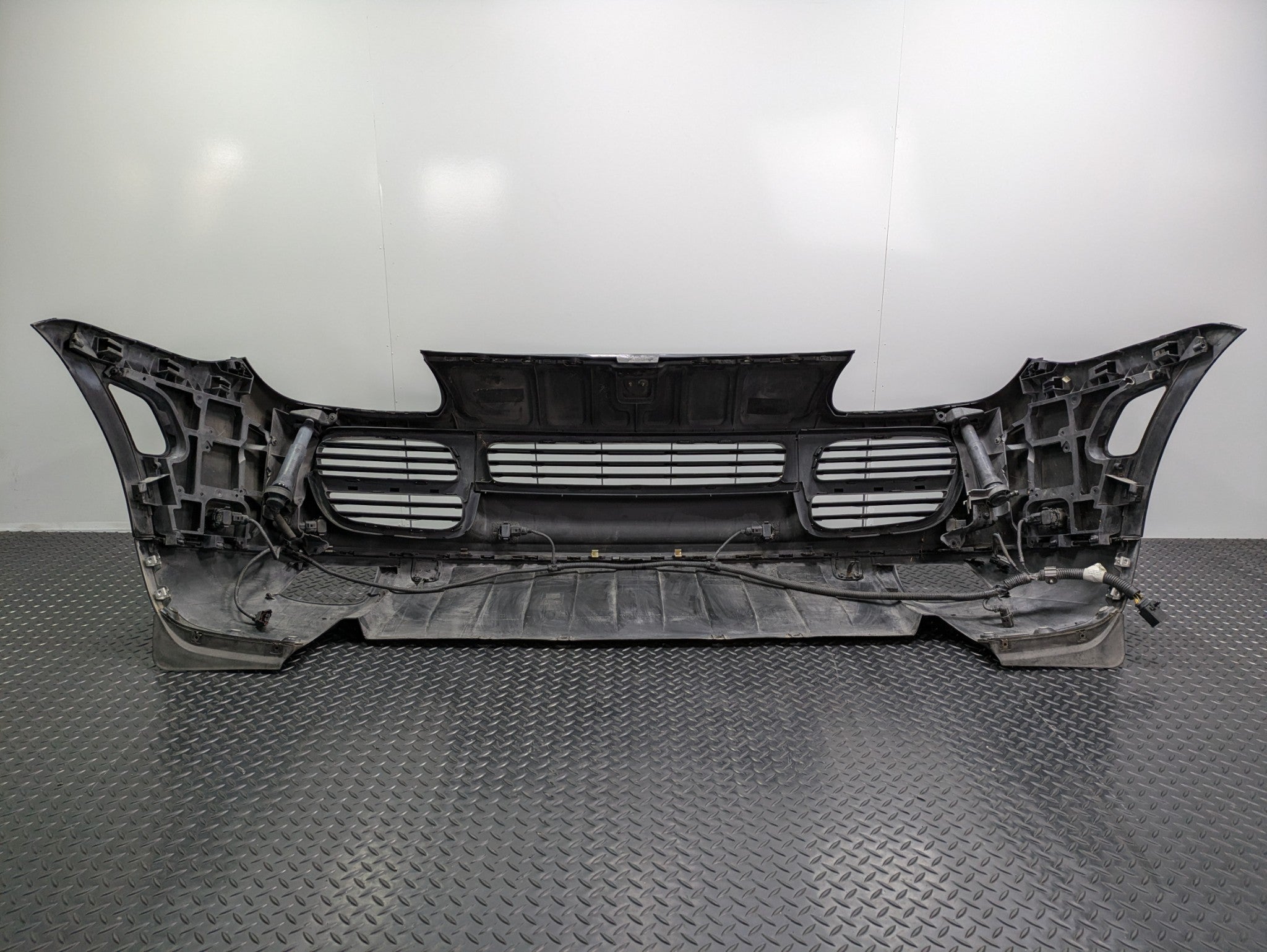 2004 - 2006 OEM PORSCHE CAYENNE V6 FRONT BUMPER COVER ASSEMBLY BLACK