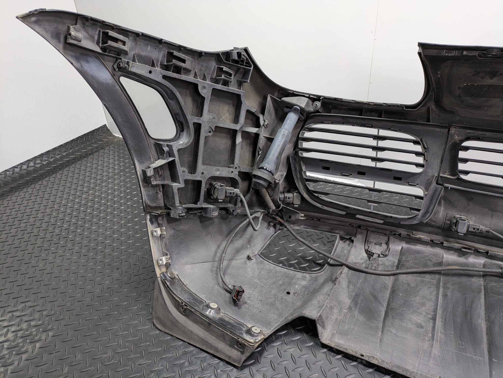 2004 - 2006 OEM PORSCHE CAYENNE V6 FRONT BUMPER COVER ASSEMBLY BLACK
