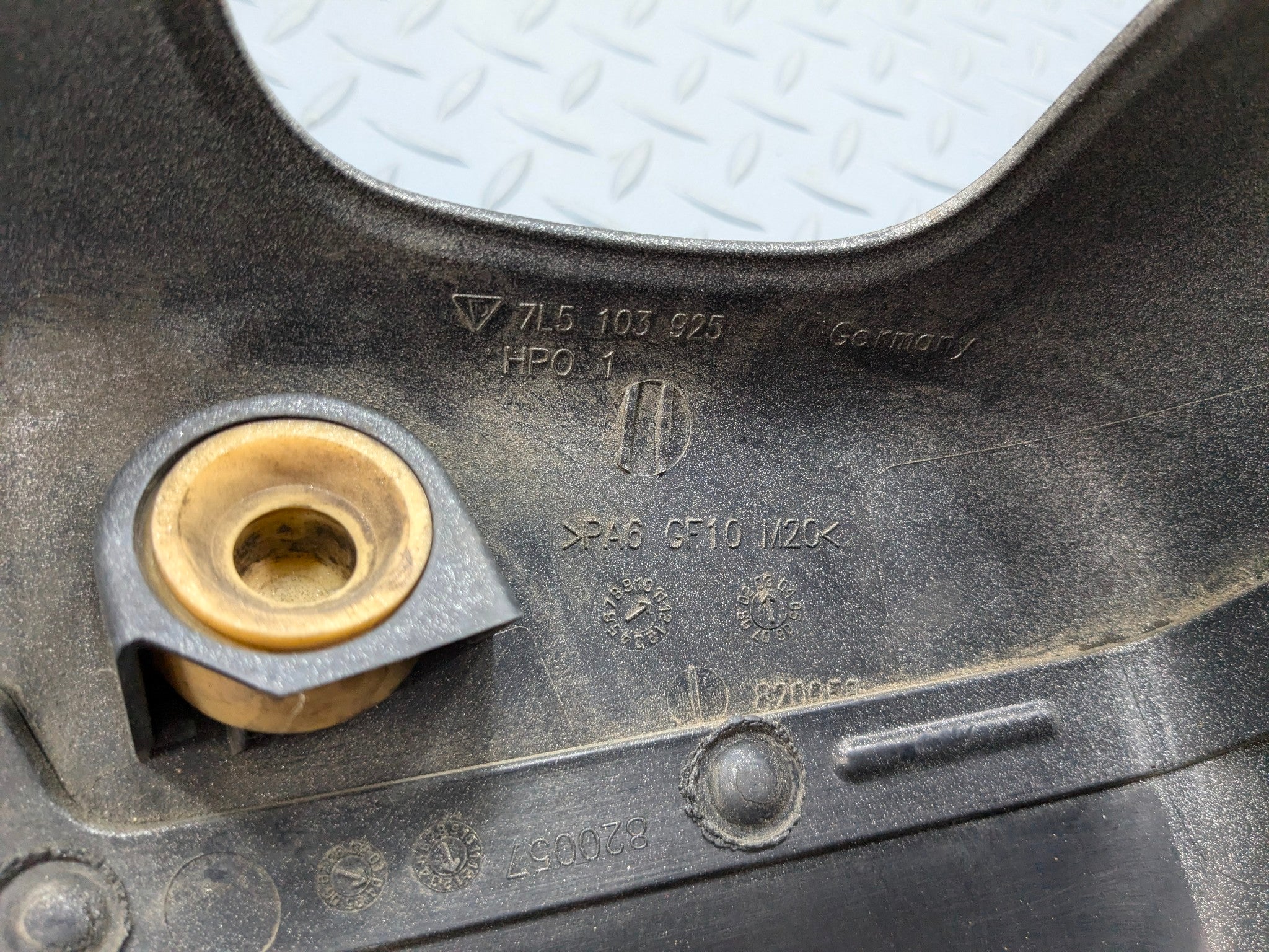 2004 - 2006 OEM PORSCHE CAYENNE V6 3.2L UPPER ENGINE MOTOR LID COVER TRIM