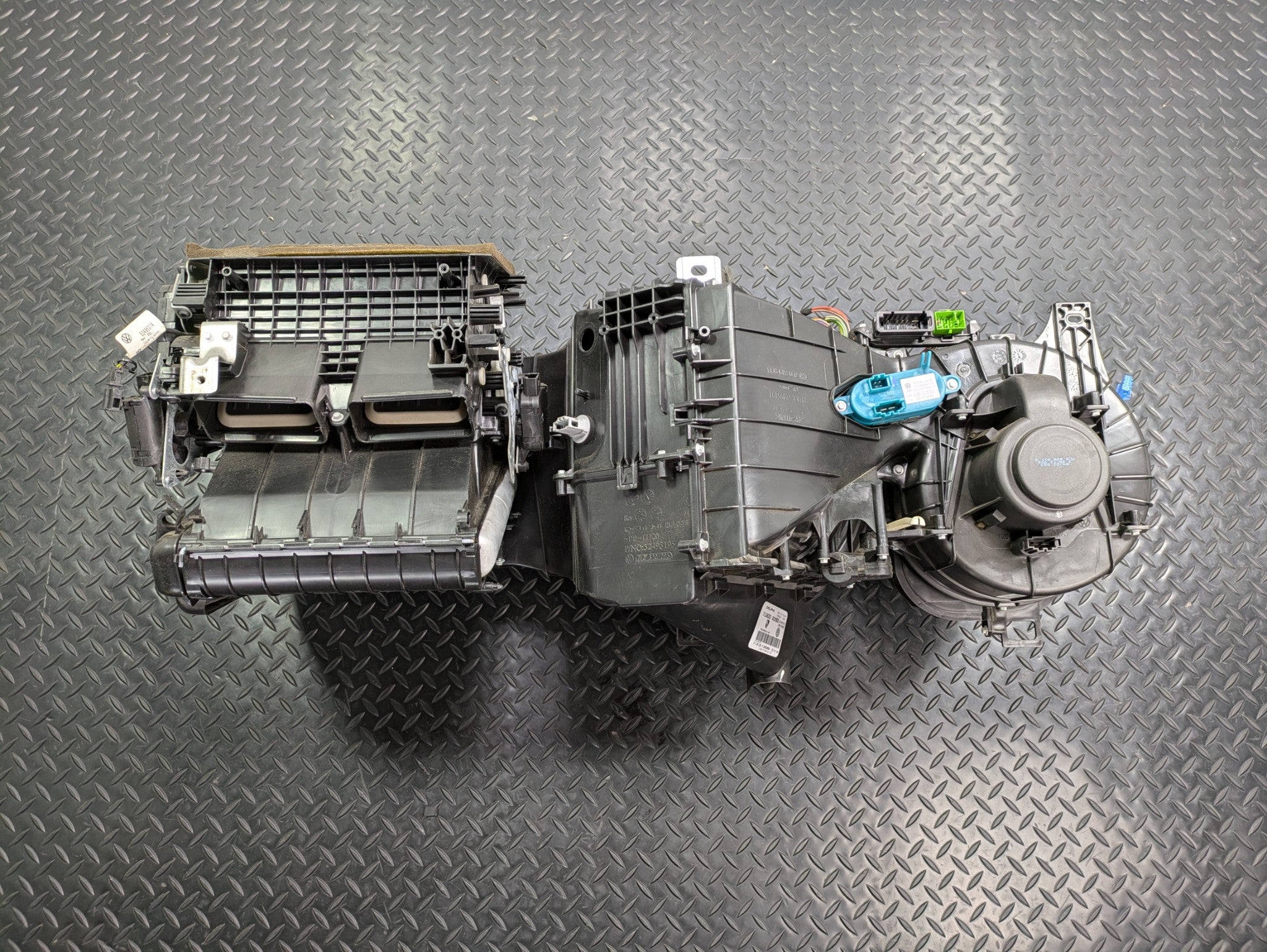 2004 - 2006 OEM PORSCHE CAYENNE V6 AC CLIMATE HEATER BLOWER HOUSING BOX ASSEMBLY