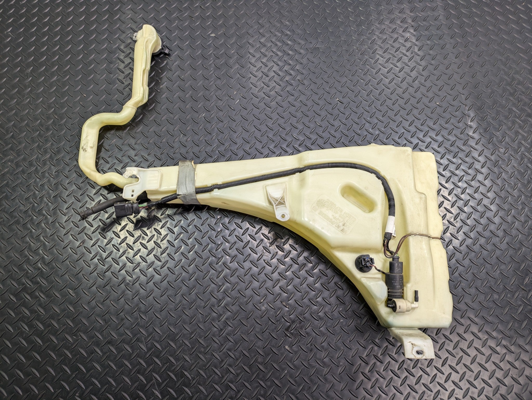 04 - 06 OEM PORSCHE CAYENNE V6 WINDSHIELD WASHER RESERVOIR TANK MOTOR ASSEMBLY