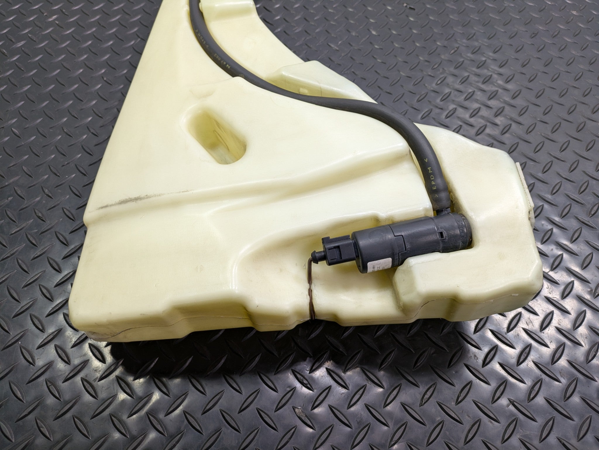 04 - 06 OEM PORSCHE CAYENNE V6 WINDSHIELD WASHER RESERVOIR TANK MOTOR ASSEMBLY