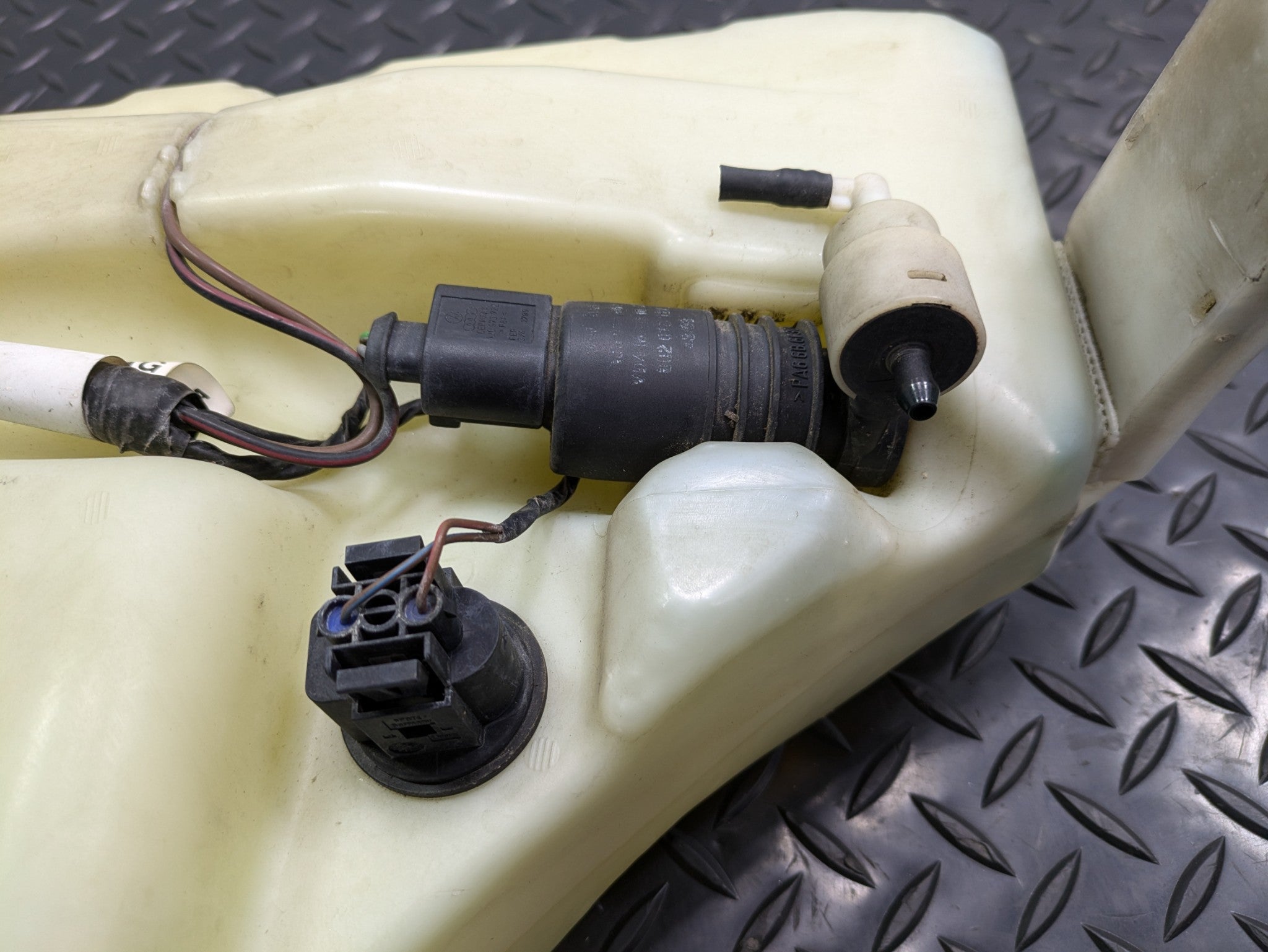 04 - 06 OEM PORSCHE CAYENNE V6 WINDSHIELD WASHER RESERVOIR TANK MOTOR ASSEMBLY