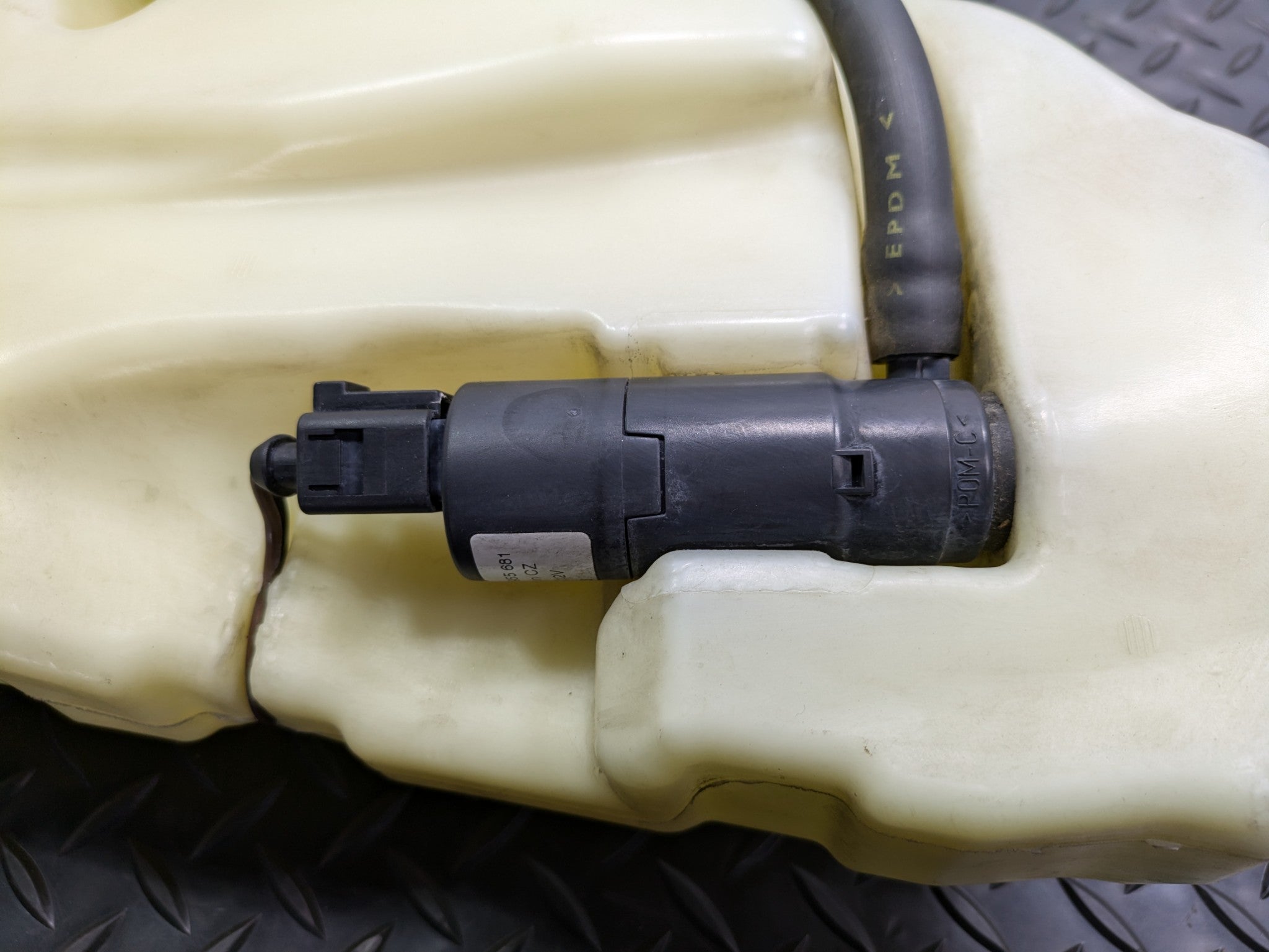 04 - 06 OEM PORSCHE CAYENNE V6 WINDSHIELD WASHER RESERVOIR TANK MOTOR ASSEMBLY