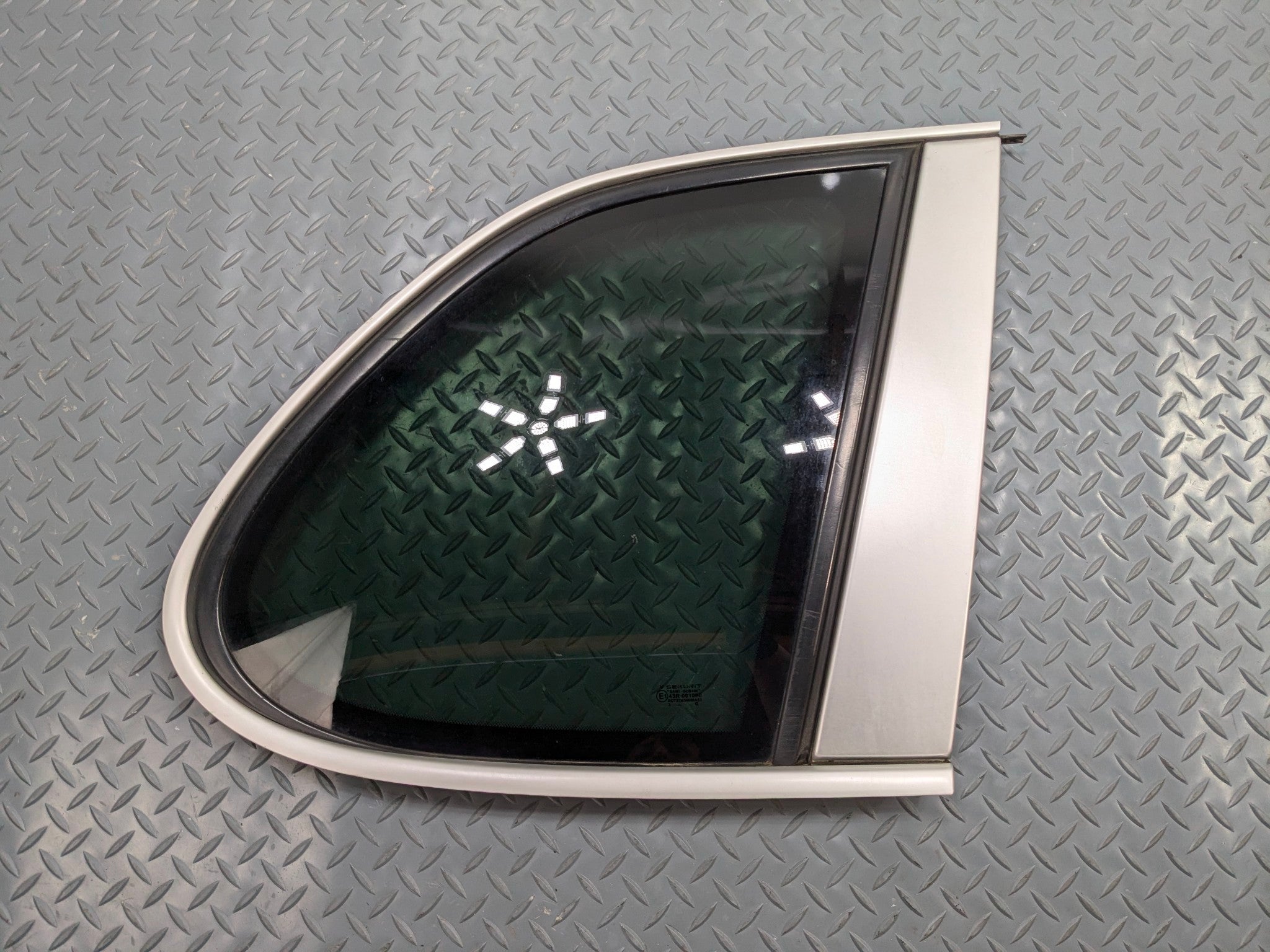 2004 - 2006 OEM PORSCHE CAYENNE V6 REAR RIGHT SIDE QUARTER WINDOW VENT GLASS