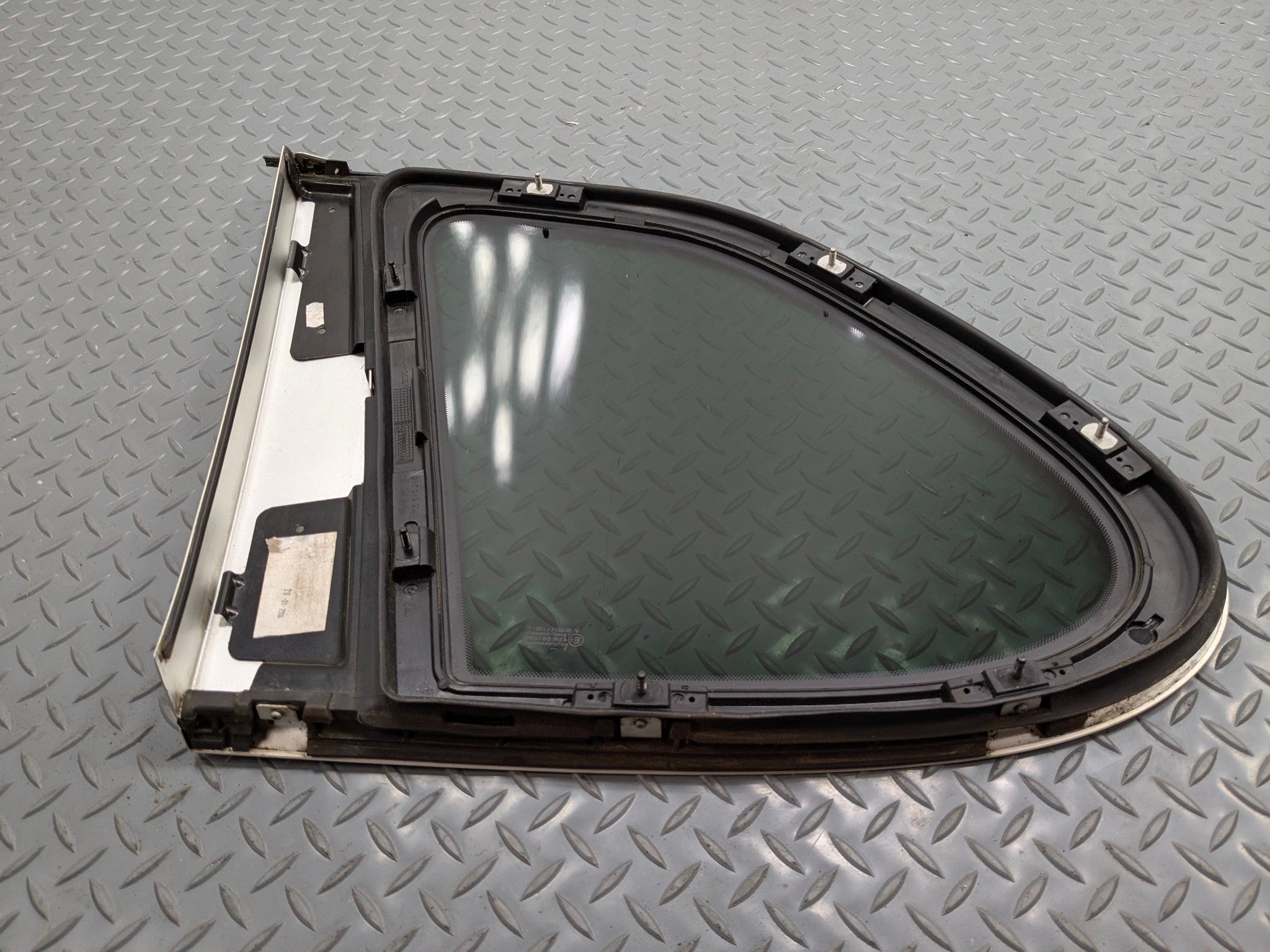 2004 - 2006 OEM PORSCHE CAYENNE V6 REAR RIGHT SIDE QUARTER WINDOW VENT GLASS