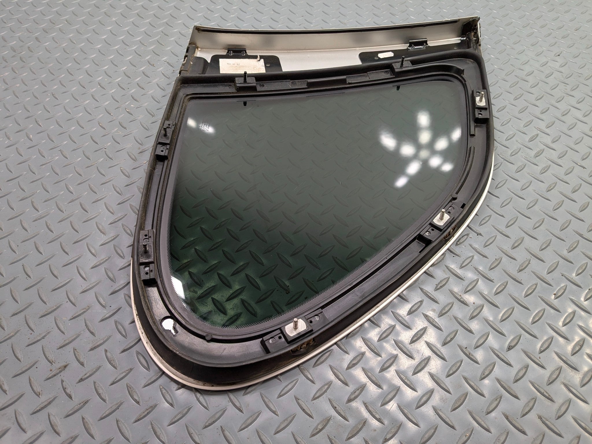 2004 - 2006 OEM PORSCHE CAYENNE V6 REAR RIGHT SIDE QUARTER WINDOW VENT GLASS