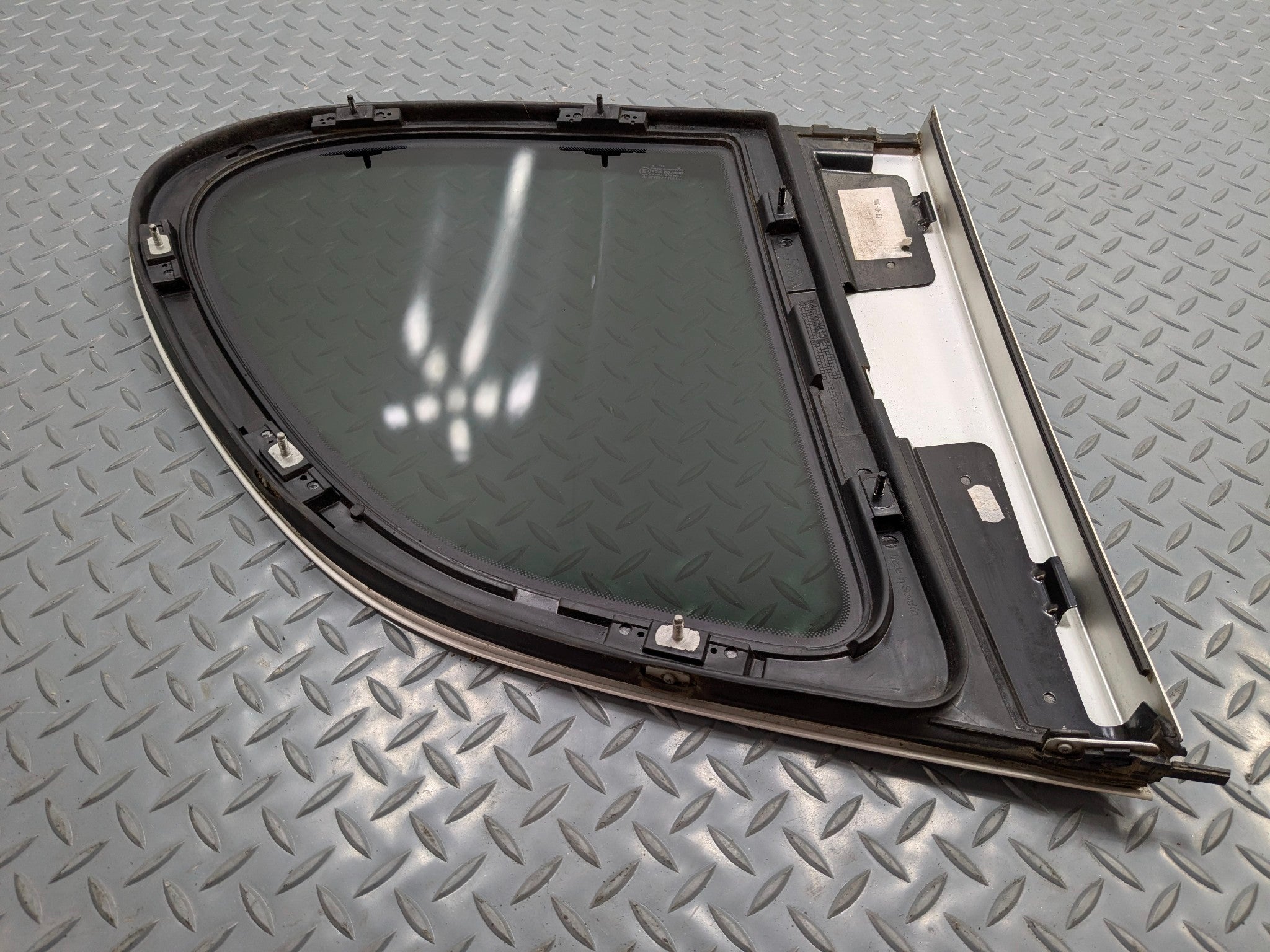 2004 - 2006 OEM PORSCHE CAYENNE V6 REAR RIGHT SIDE QUARTER WINDOW VENT GLASS