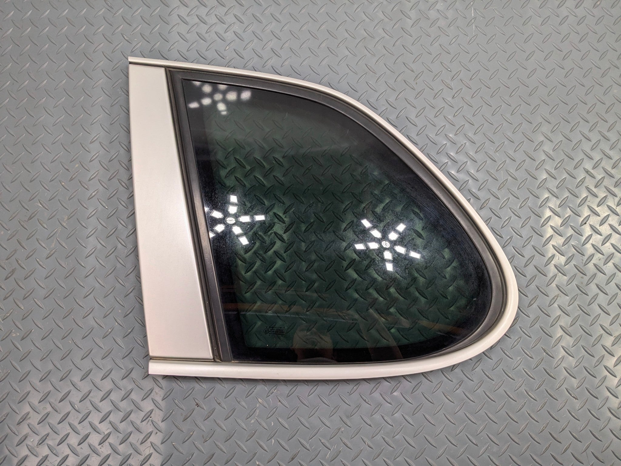 2004 - 2006 OEM PORSCHE CAYENNE V6 REAR LEFT SIDE QUARTER WINDOW VENT GLASS