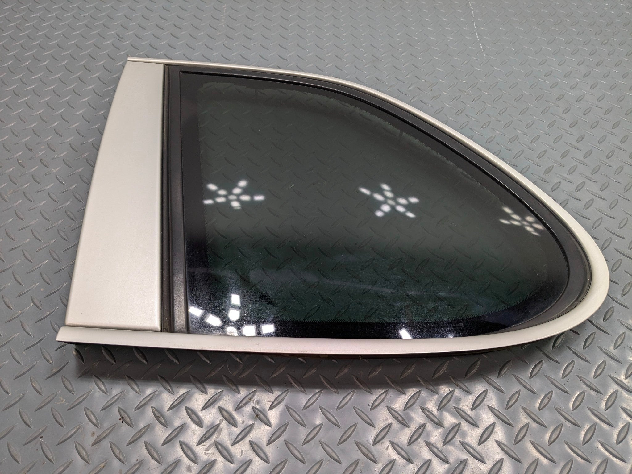 2004 - 2006 OEM PORSCHE CAYENNE V6 REAR LEFT SIDE QUARTER WINDOW VENT GLASS