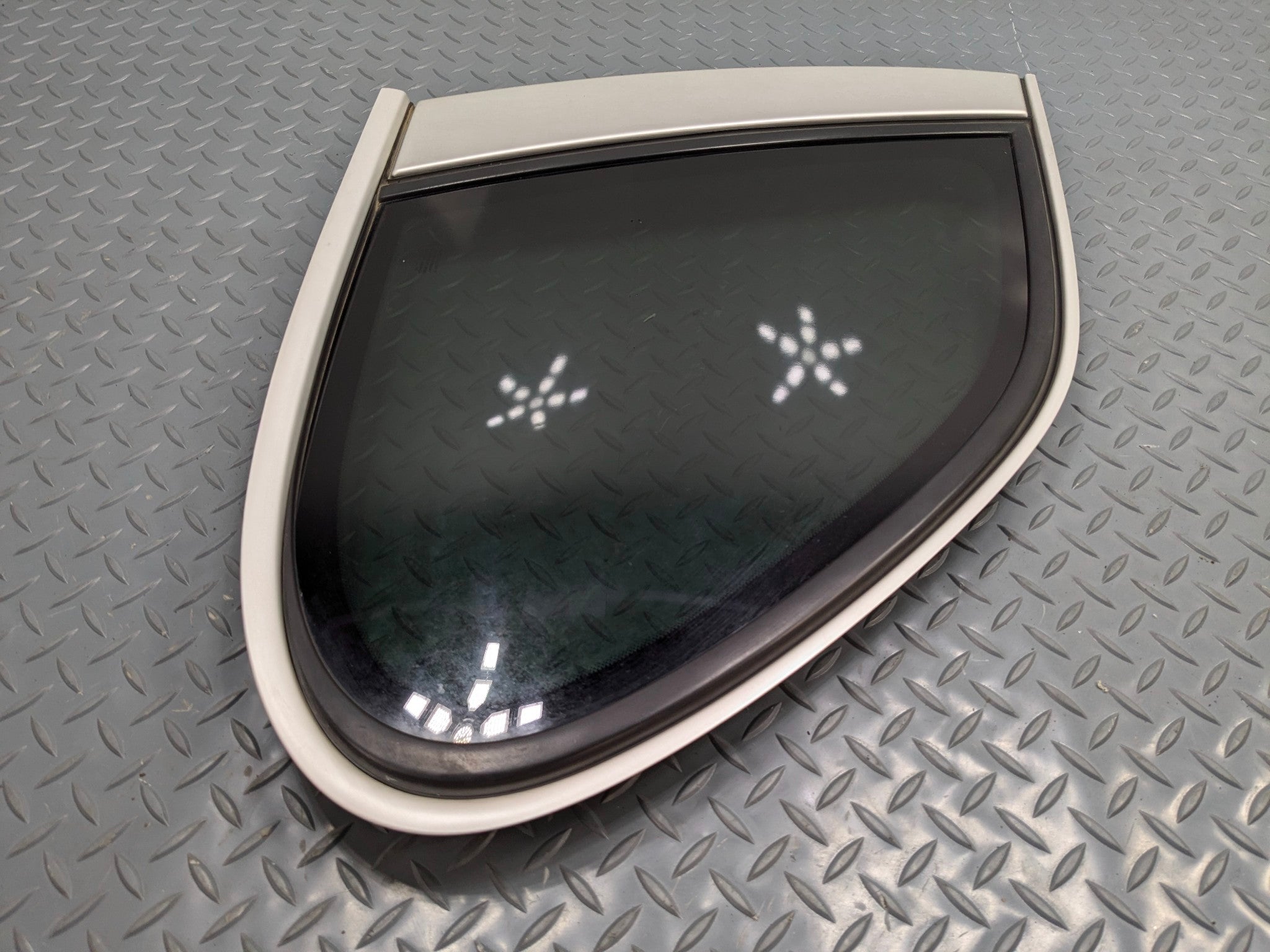 2004 - 2006 OEM PORSCHE CAYENNE V6 REAR LEFT SIDE QUARTER WINDOW VENT GLASS