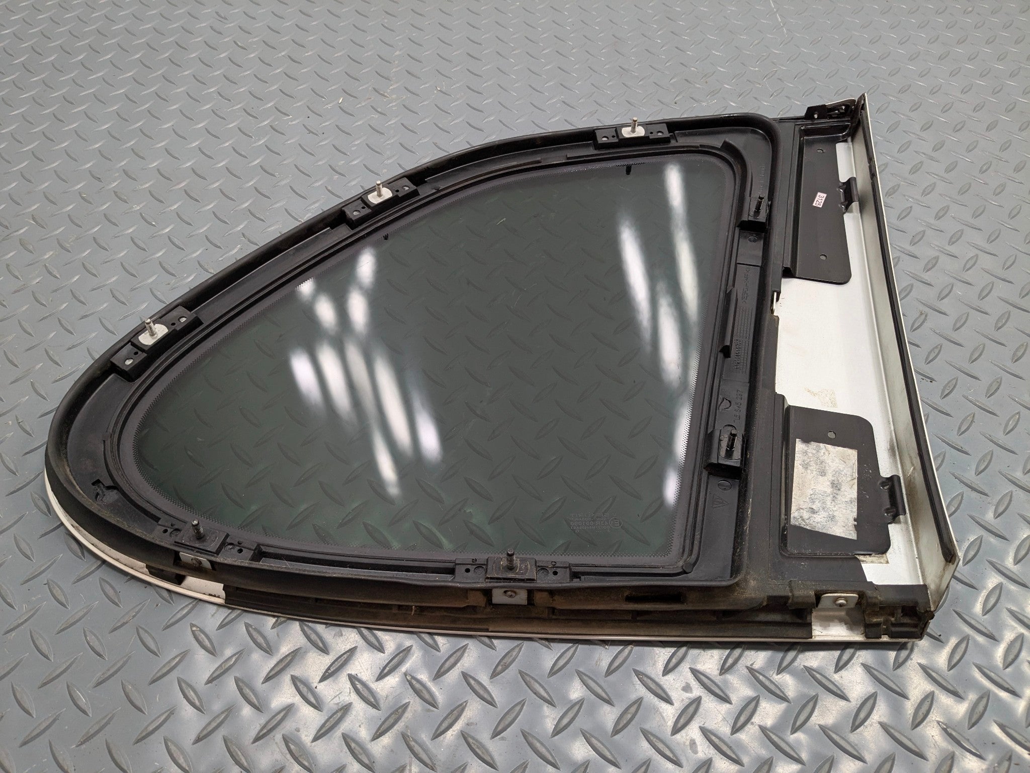 2004 - 2006 OEM PORSCHE CAYENNE V6 REAR LEFT SIDE QUARTER WINDOW VENT GLASS