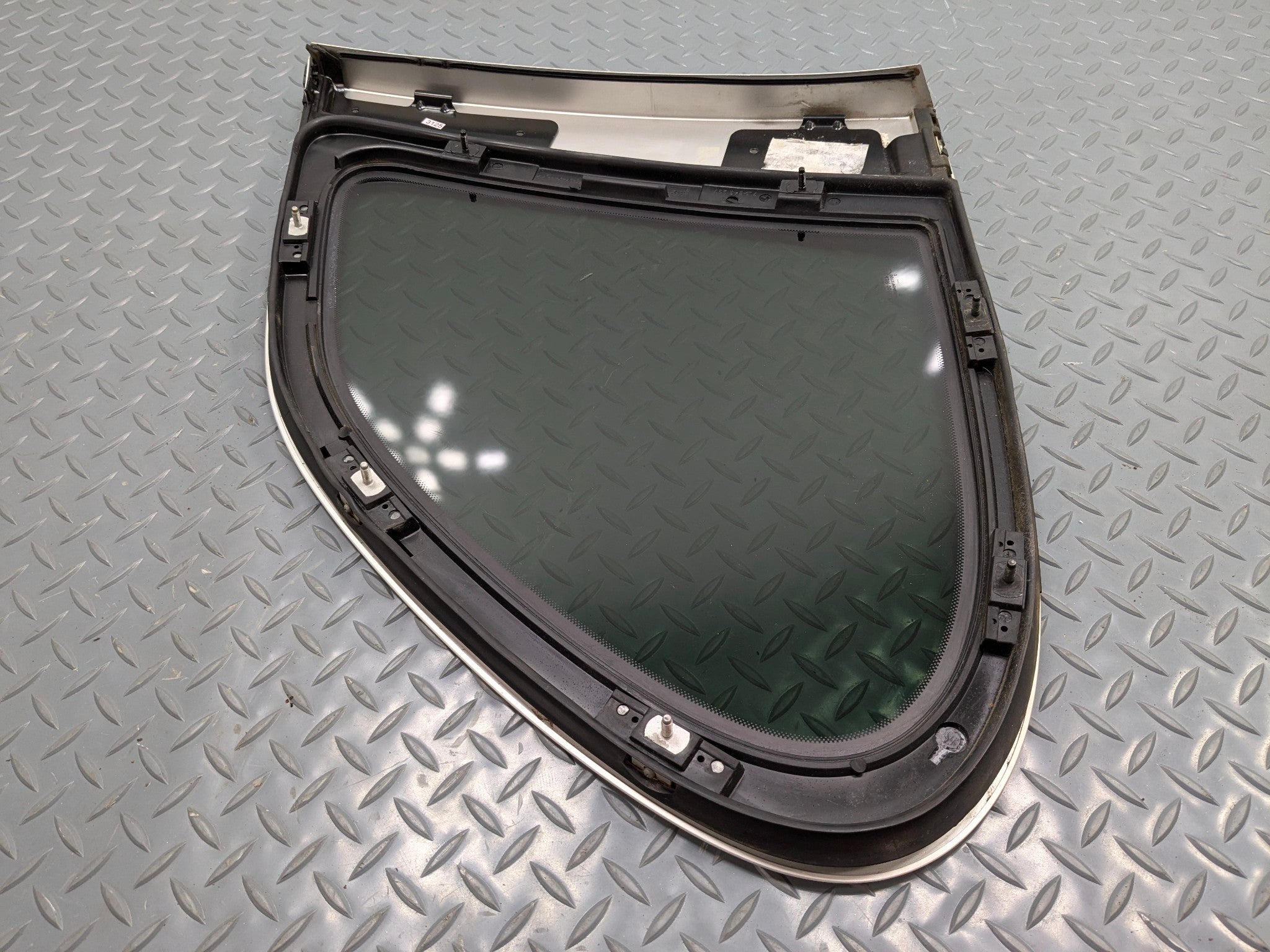 2004 - 2006 OEM PORSCHE CAYENNE V6 REAR LEFT SIDE QUARTER WINDOW VENT GLASS